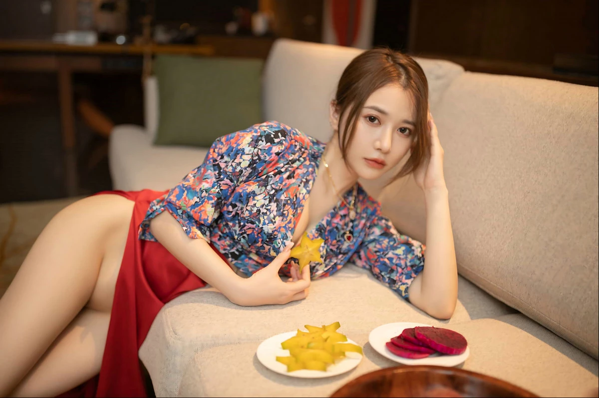 秀人模特鱼子酱蜜甜果原版主题性感花色上衣配红色高开长裙秀曼妙身姿诱惑写真116P