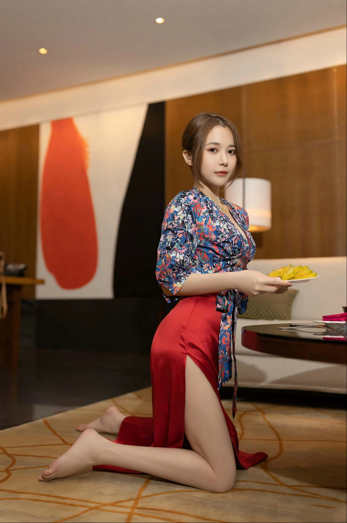 秀人模特鱼子酱蜜甜果原版主题性感花色上衣配红色高开长裙秀曼妙身姿诱惑写真116P