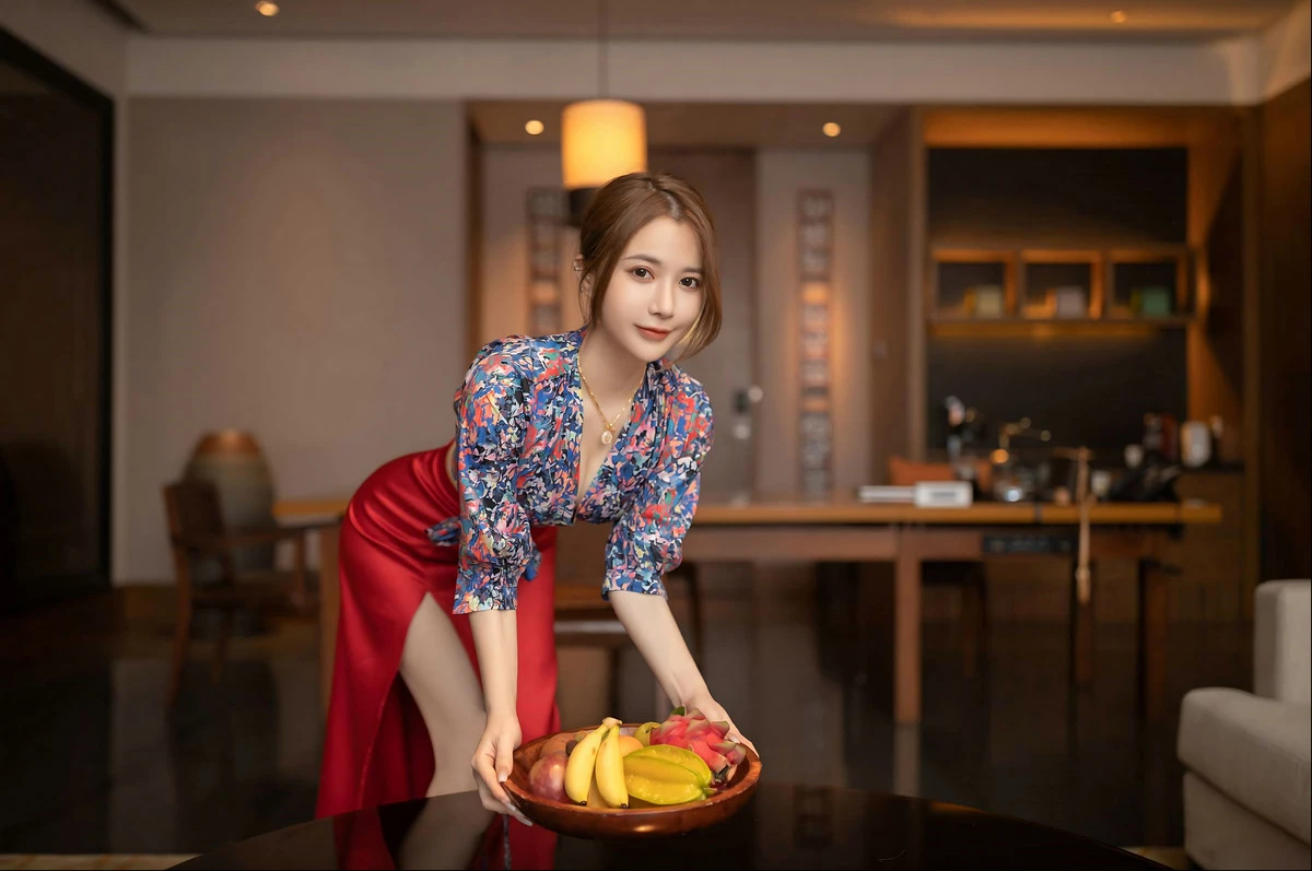 秀人模特鱼子酱蜜甜果原版主题性感花色上衣配红色高开长裙秀曼妙身姿诱惑写真116P