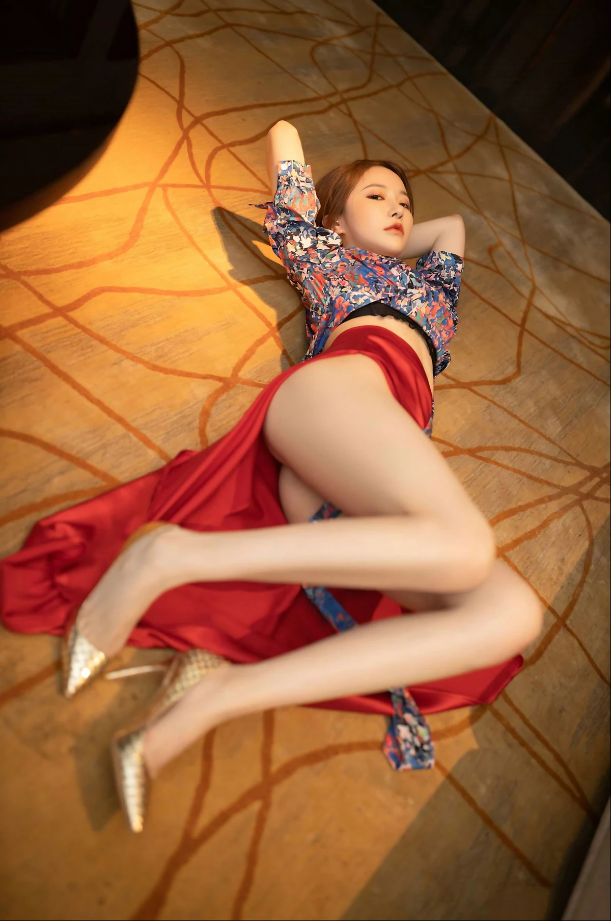 秀人模特鱼子酱蜜甜果原版主题性感花色上衣配红色高开长裙秀曼妙身姿诱惑写真116P