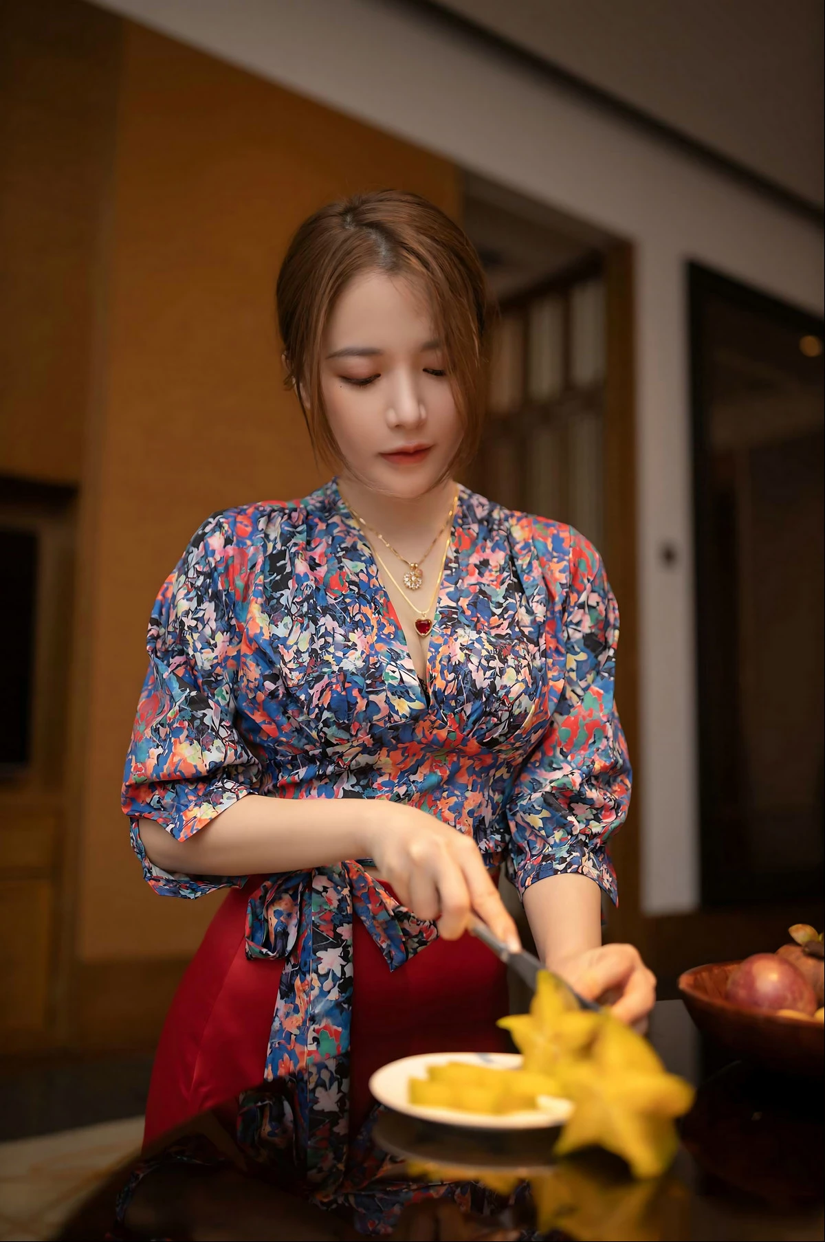 秀人模特鱼子酱蜜甜果原版主题性感花色上衣配红色高开长裙秀曼妙身姿诱惑写真116P