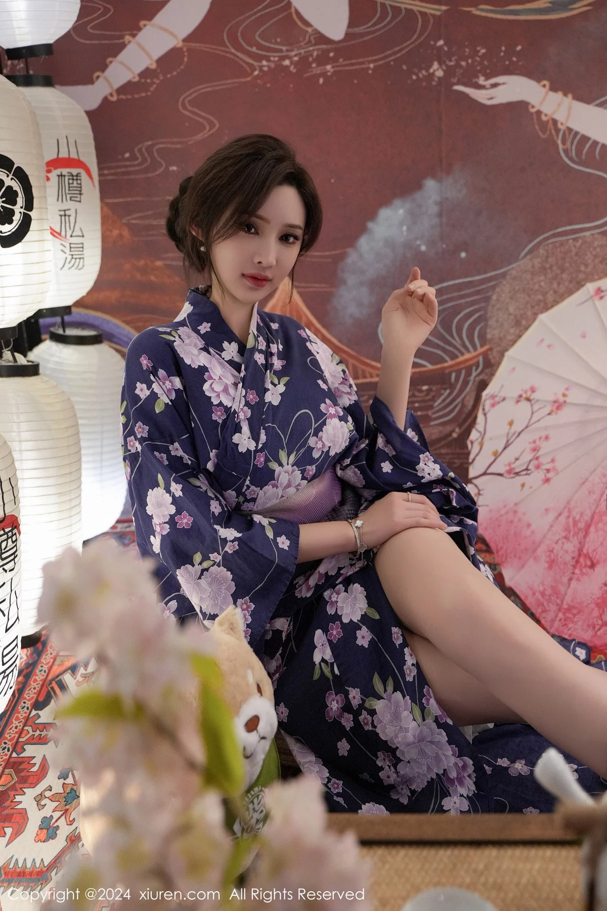 XiuRen第7975期_女神Carol周妍希深蓝色日式和服配超薄肉丝秀丰满身材诱惑写真70P
