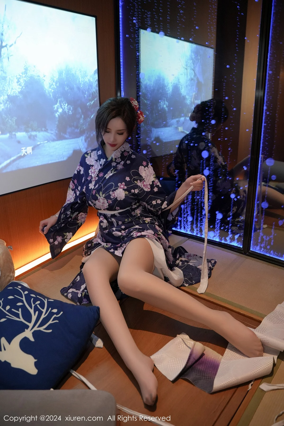 XiuRen第7975期_女神Carol周妍希深蓝色日式和服配超薄肉丝秀丰满身材诱惑写真70P