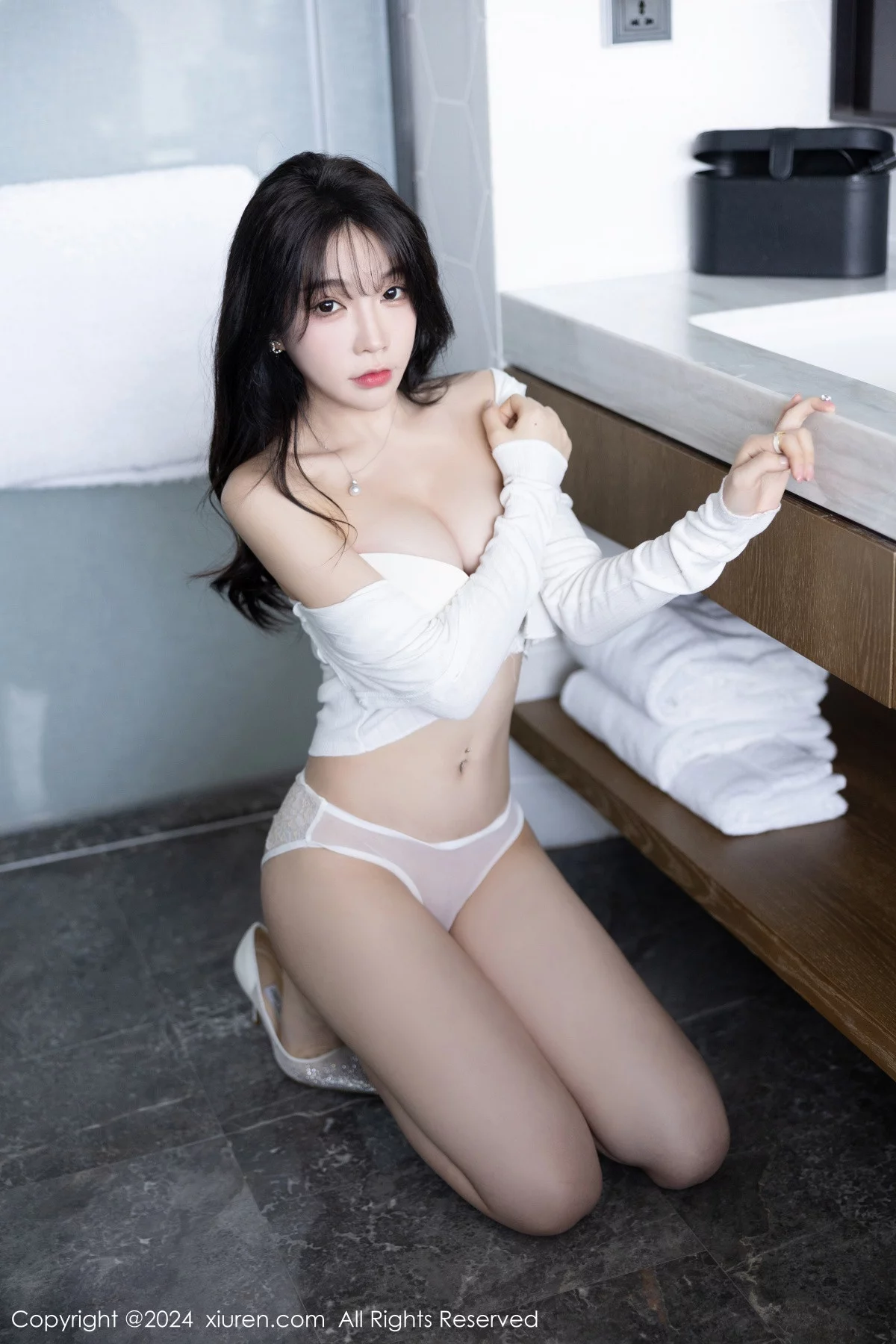 XiuRen第7976期_女神徐莉芝Booty淡蓝连衣短裙+白色蕾丝内衣秀曼妙身姿诱惑写真90P