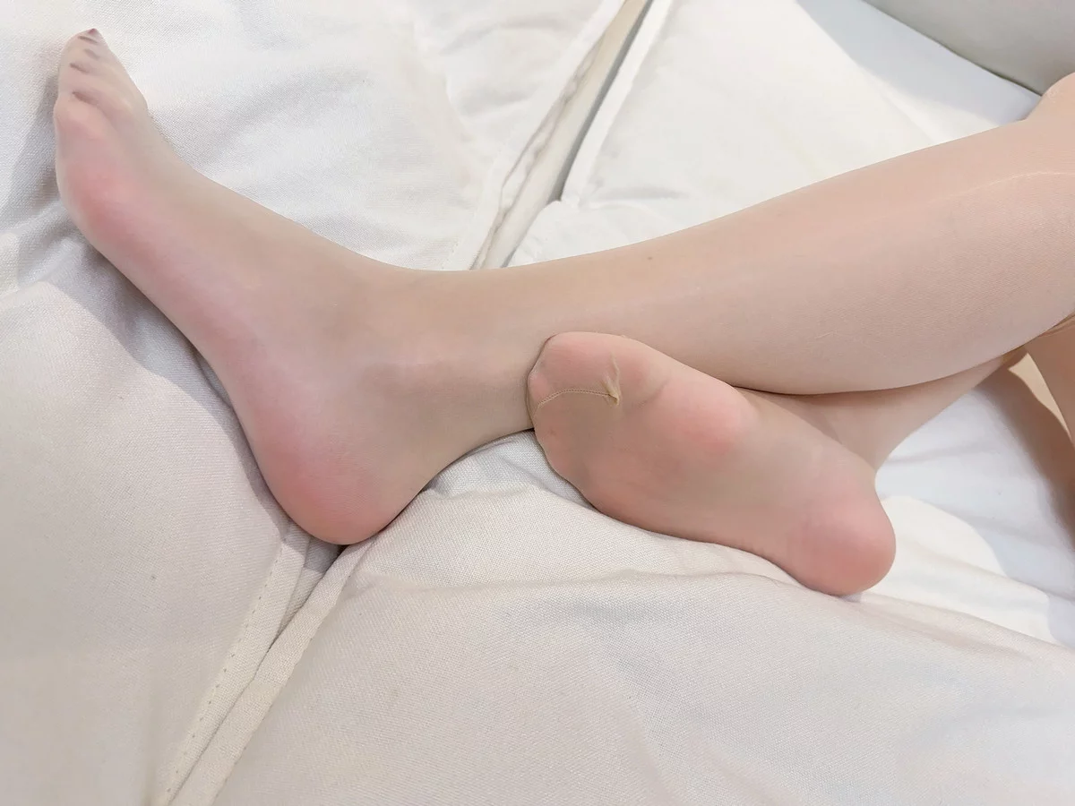网络美女小九九粉色睡裙主题私房床上性感粉色睡裙露超薄闪亮肉丝秀美腿诱惑写真39P