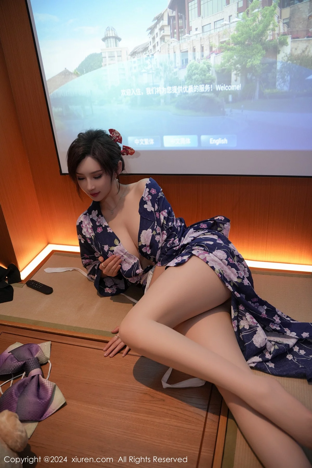 XiuRen第7975期_女神Carol周妍希深蓝色日式和服配超薄肉丝秀丰满身材诱惑写真70P