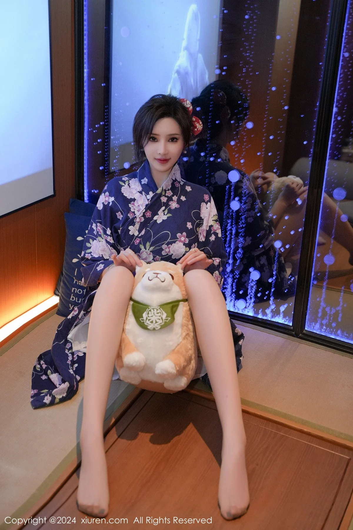XiuRen第7975期_女神Carol周妍希深蓝色日式和服配超薄肉丝秀丰满身材诱惑写真70P