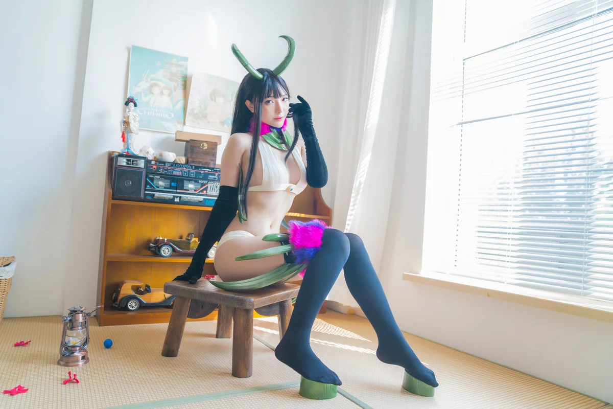 动漫博主雯妹不讲道理恶魔姐姐主题私房性感白色内衣配黑丝袜秀美腿诱惑写真28P