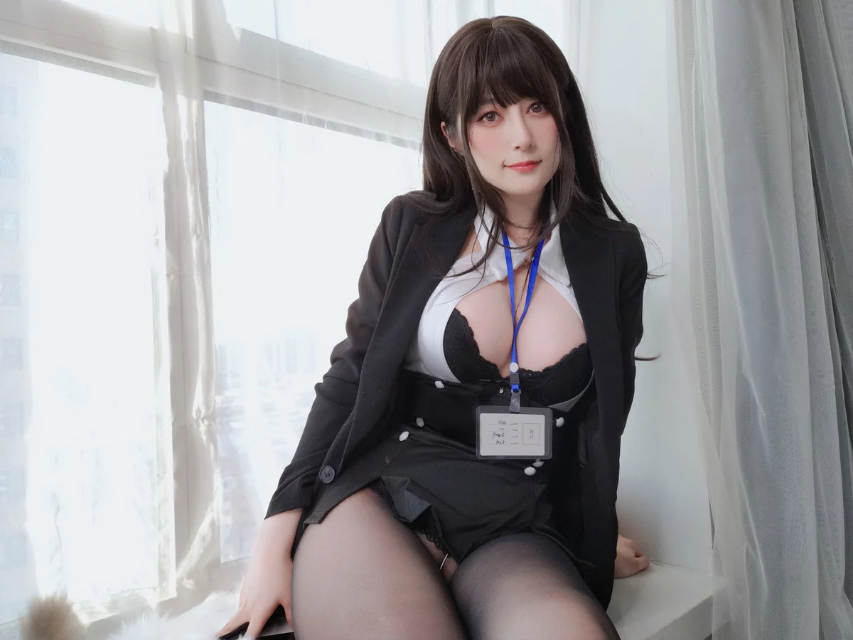 Coser小姐姐白银珍珠秘书主题脱OL制服露性感黑色蕾丝内衣配超薄黑丝诱惑写真168P