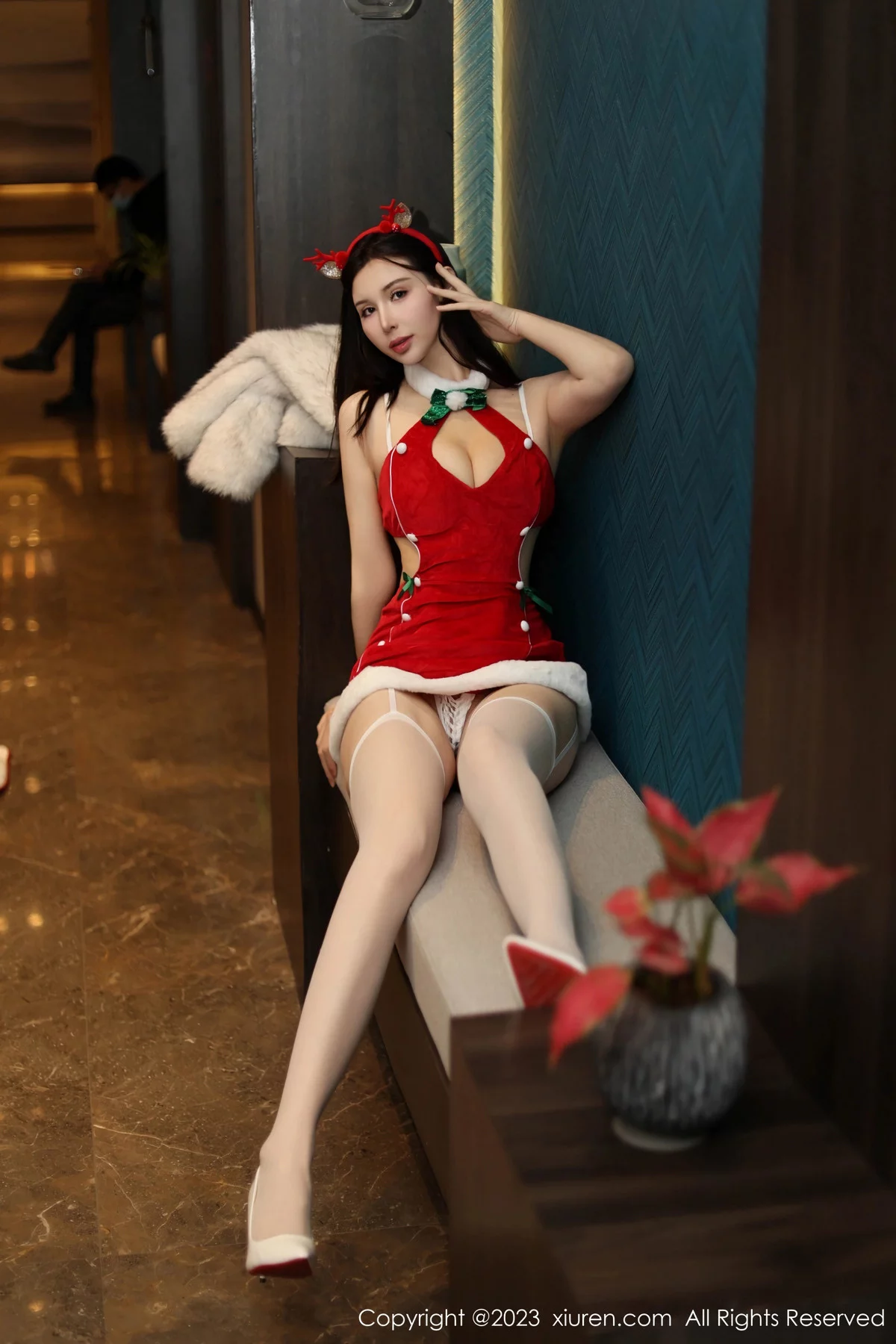 XiuRen第7841期_模特曼柔圣诞主题红色圣诞服饰配白丝吊袜秀曼妙身姿诱惑写真82P