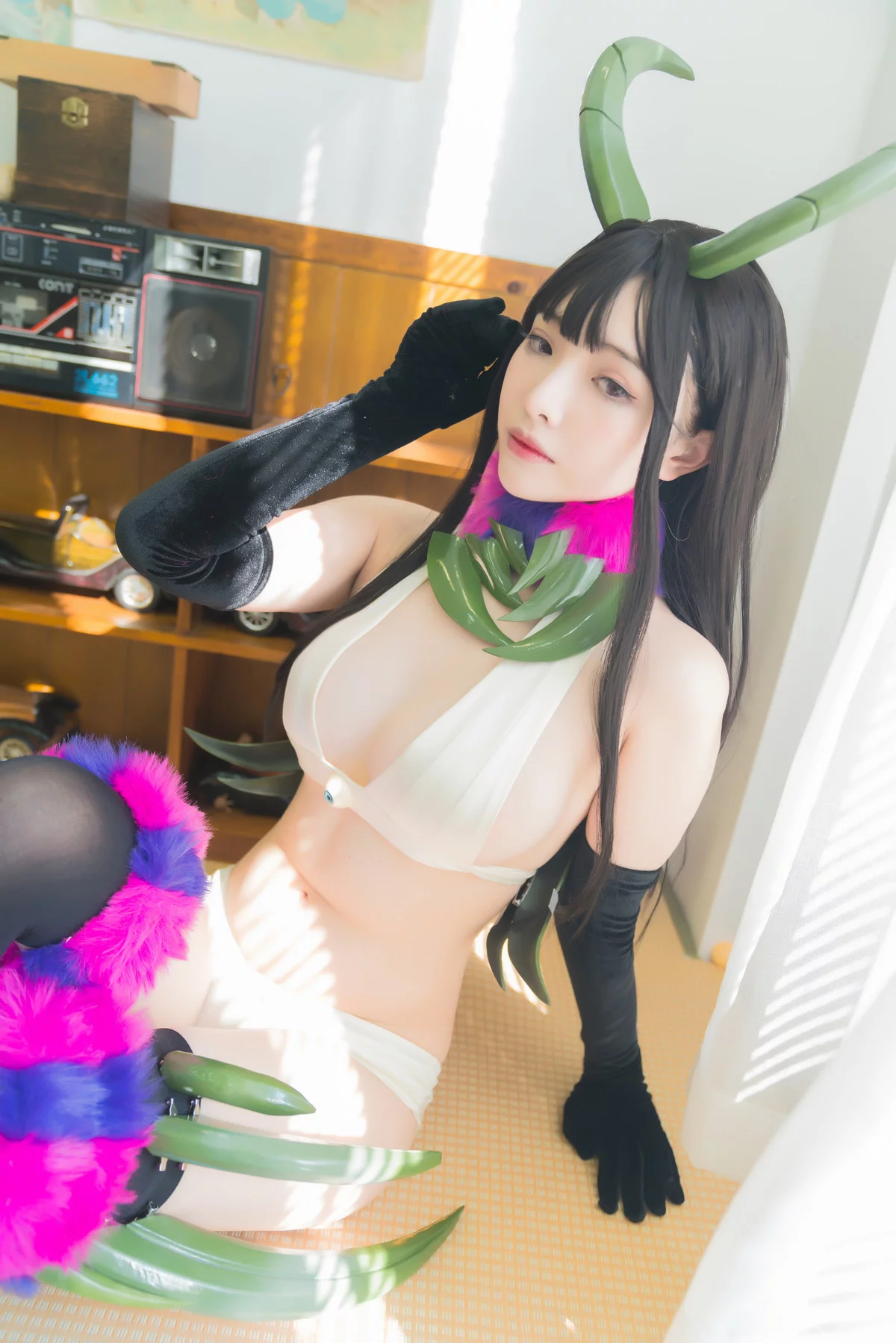 动漫博主雯妹不讲道理恶魔姐姐主题私房性感白色内衣配黑丝袜秀美腿诱惑写真28P