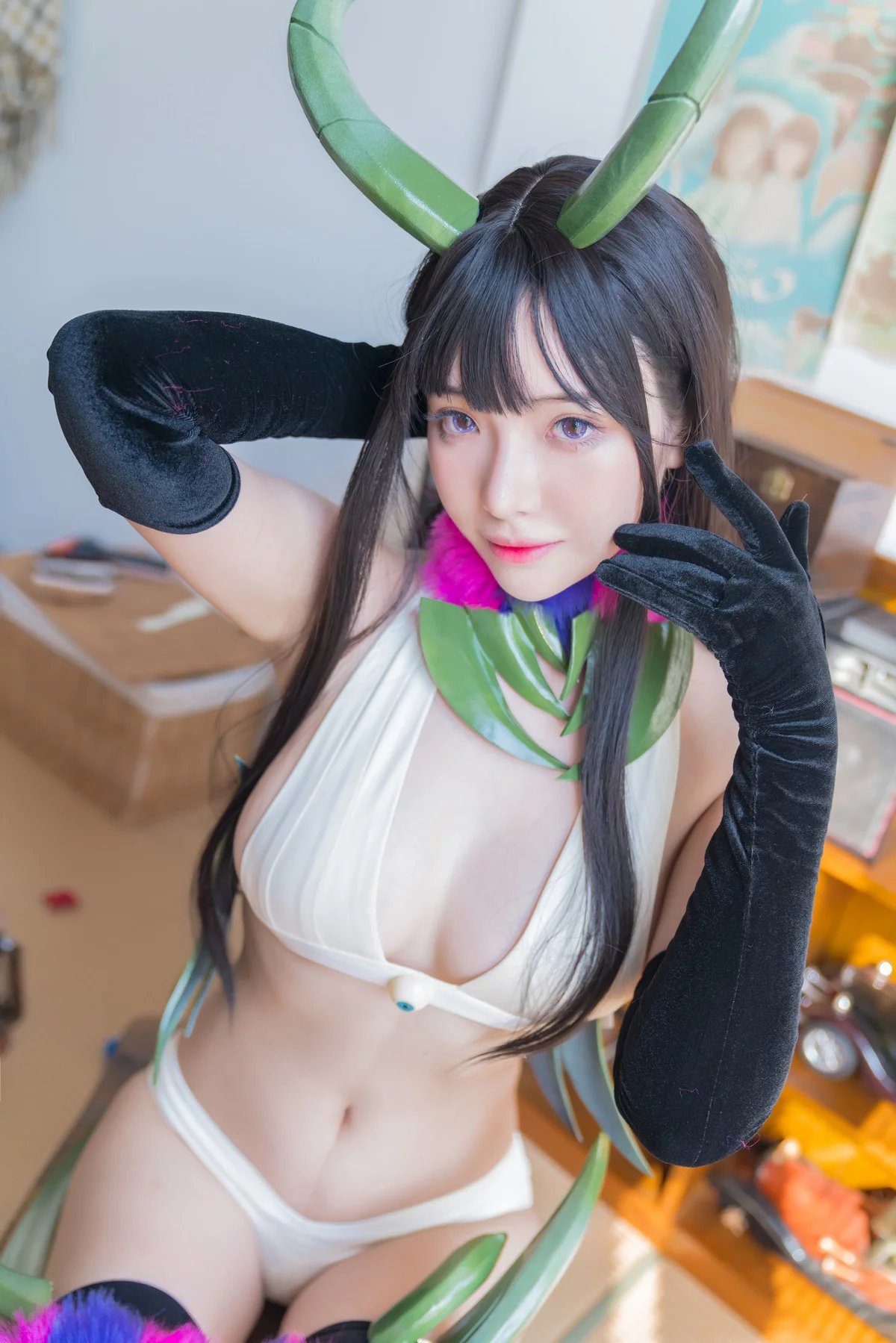 动漫博主雯妹不讲道理恶魔姐姐主题私房性感白色内衣配黑丝袜秀美腿诱惑写真28P