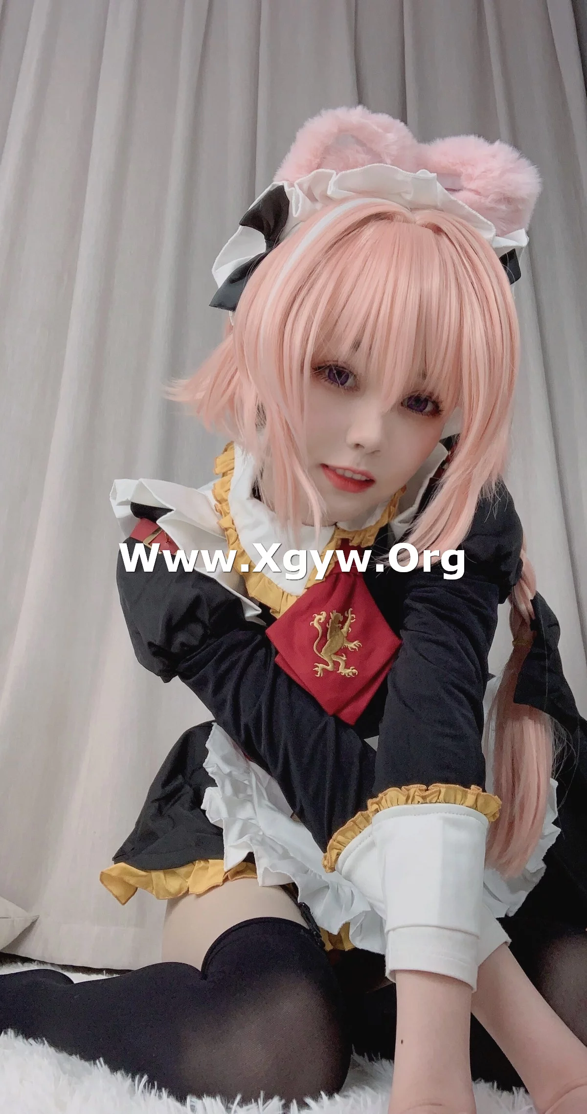 Coser美女你的负卿阿福女仆主题户外性感黑白女仆装配黑丝吊袜秀修长美腿诱惑写真28P