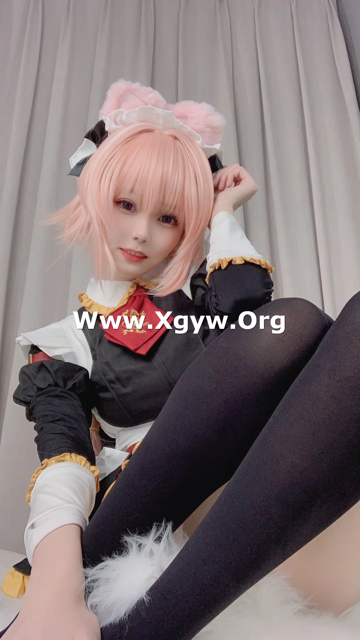 Coser美女你的负卿阿福女仆主题户外性感黑白女仆装配黑丝吊袜秀修长美腿诱惑写真28P
