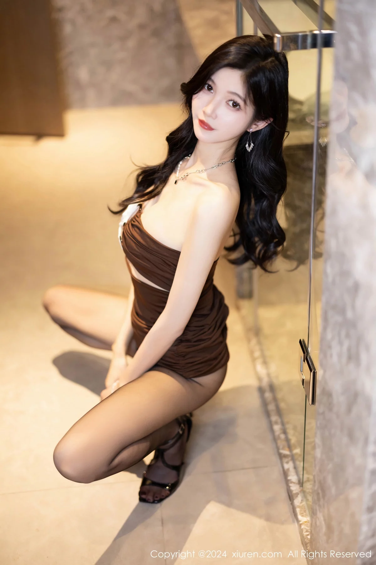 XiuRen第7983期_模特程程程咖啡色露肩连衣裙+黑色情趣服饰秀曼妙身姿诱惑写真81P