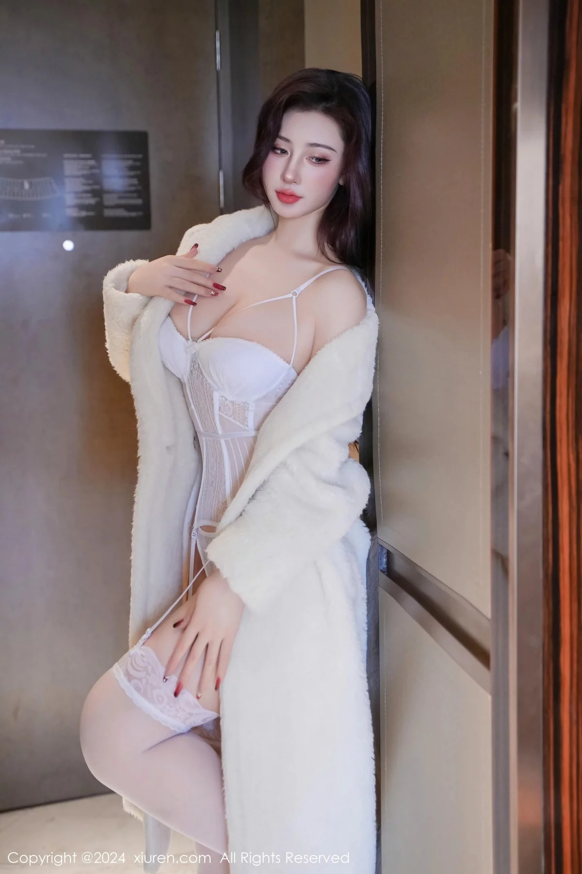 XiuRen第7978期_新人模特蕾蕾醒了没性感白色蕾丝情趣服饰配白丝吊袜诱惑写真75P