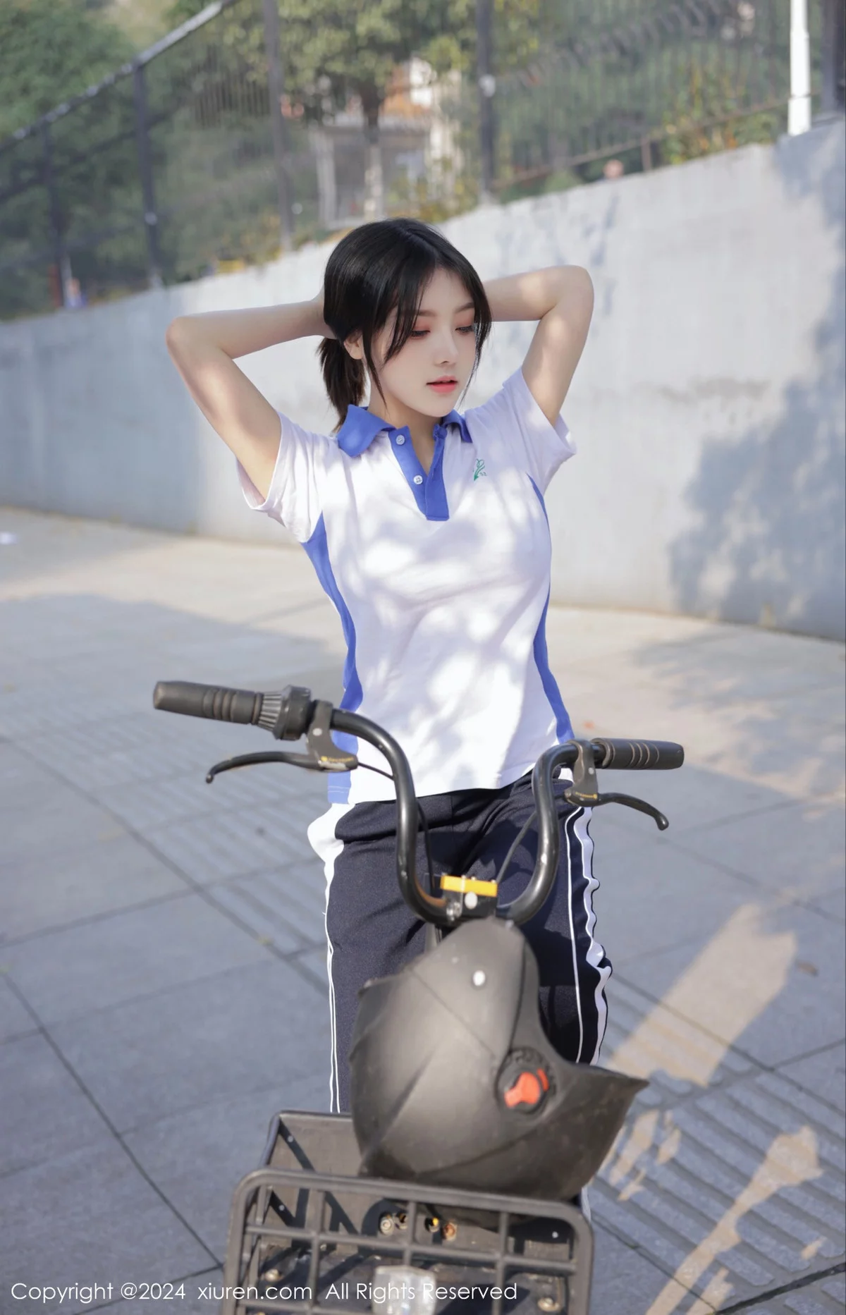 XiuRen第7994期_模特豆瓣酱公交车场景学妹制服露开档黑丝秀丰腴身材诱惑写真84P