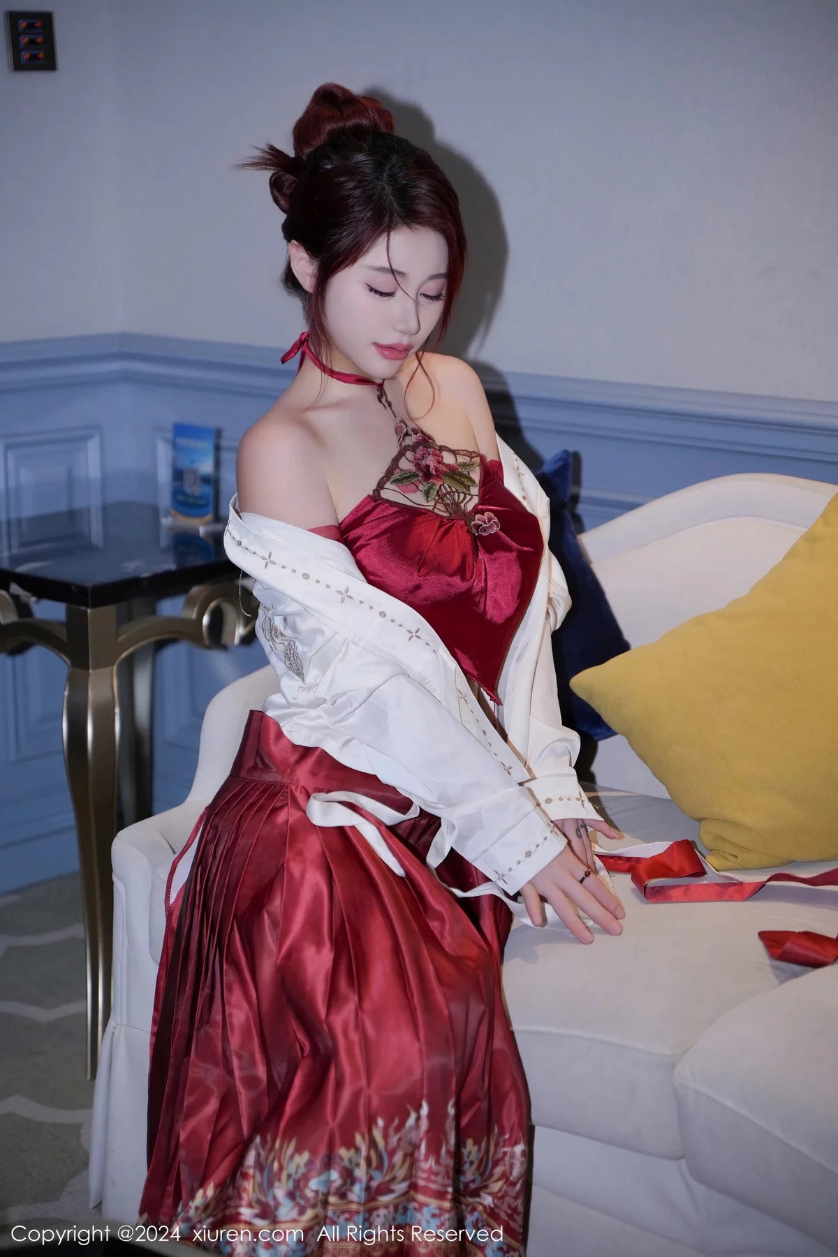 XiuRen第7985期_模特美七Mia性感红色轻透古装服配黑丝吊袜秀惹火身材诱惑写真70P