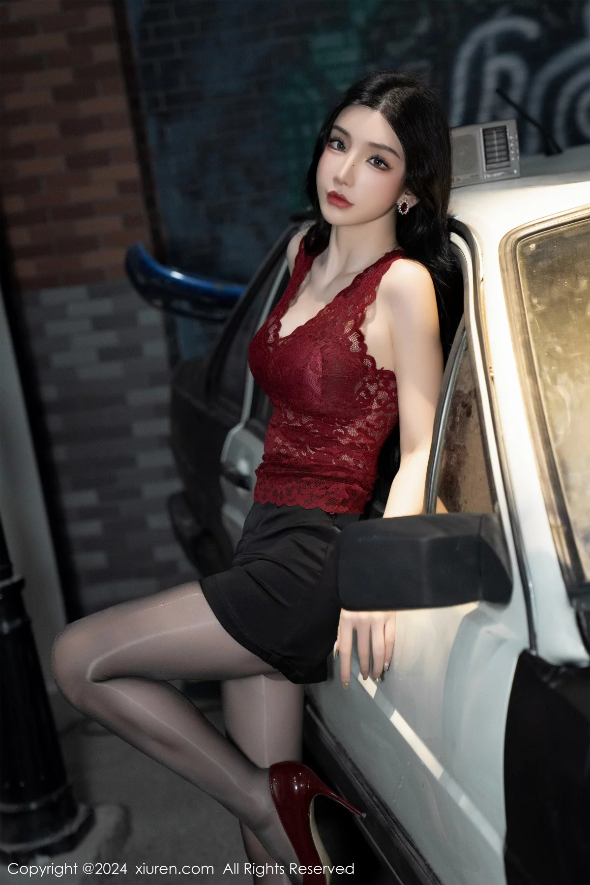 XiuRen第7993期_女神周于希Sally红色上衣配黑短裙露闪亮开档黑丝撩人诱惑写真83P
