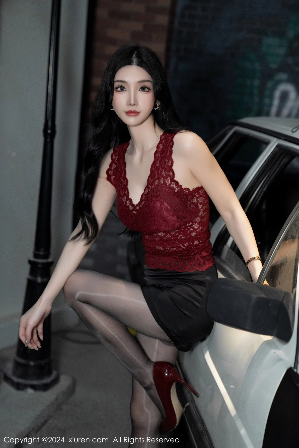 XiuRen第7993期_女神周于希Sally红色上衣配黑短裙露闪亮开档黑丝撩人诱惑写真83P