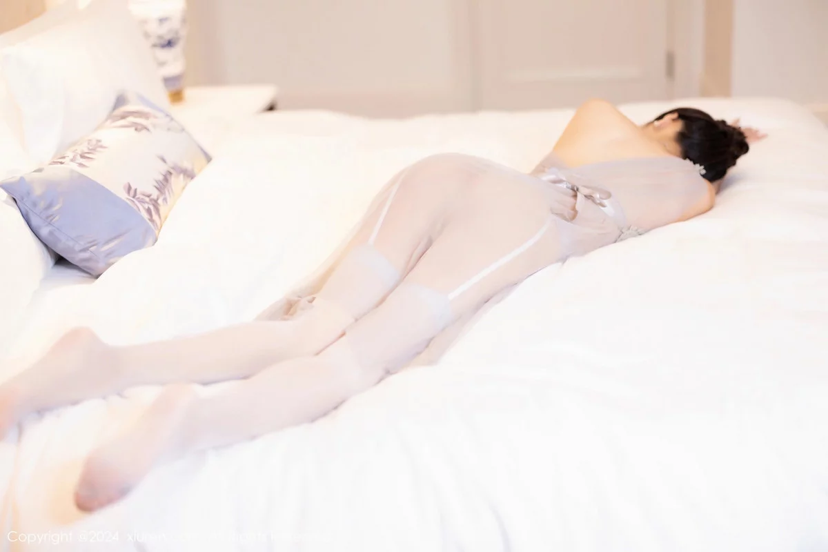 XiuRen第7991期_女神王馨瑶yanni淡黄露肩礼裙+灰色轻透情趣睡裙完美诱惑写真83P