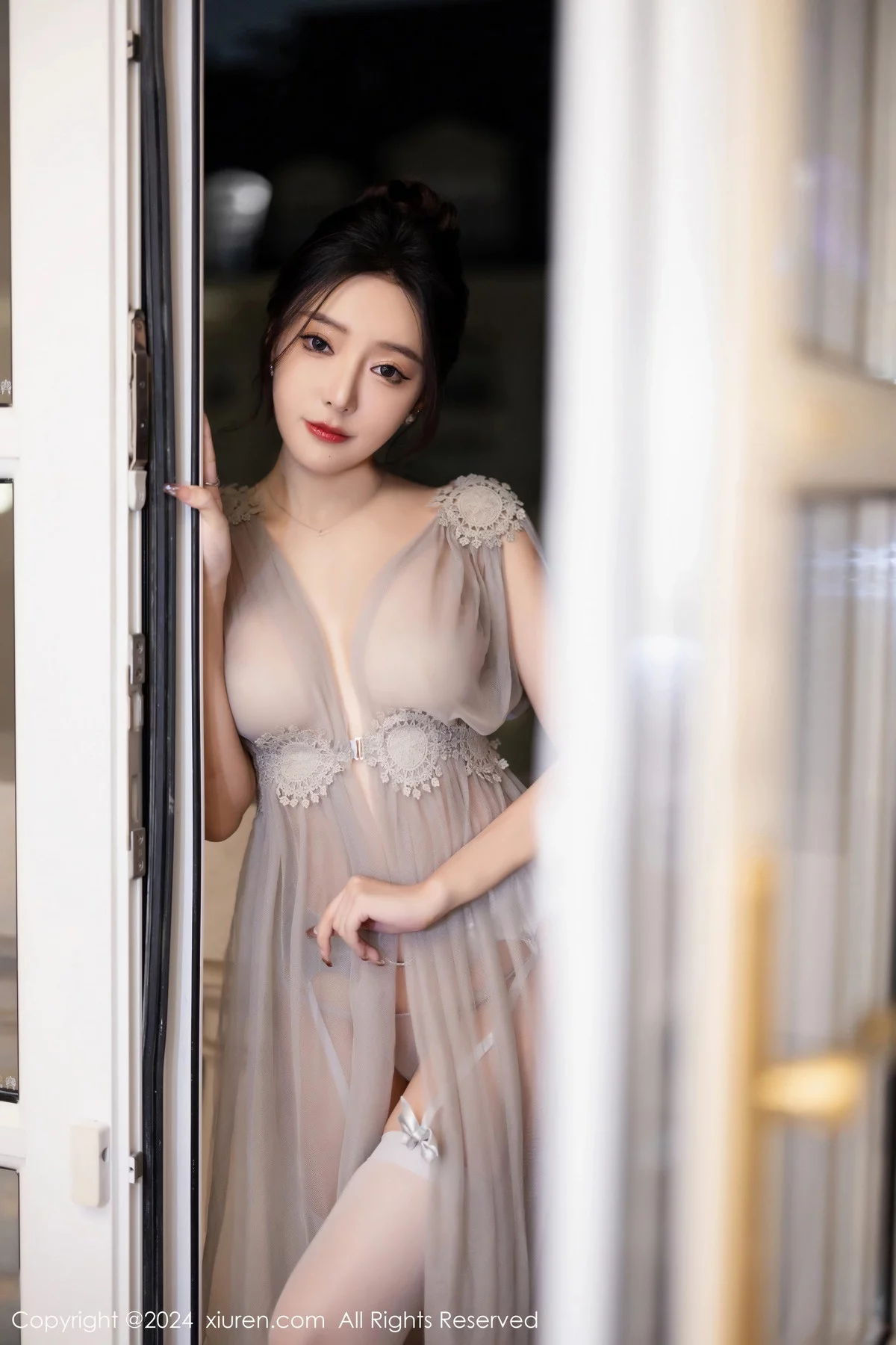 XiuRen第7991期_女神王馨瑶yanni淡黄露肩礼裙+灰色轻透情趣睡裙完美诱惑写真83P