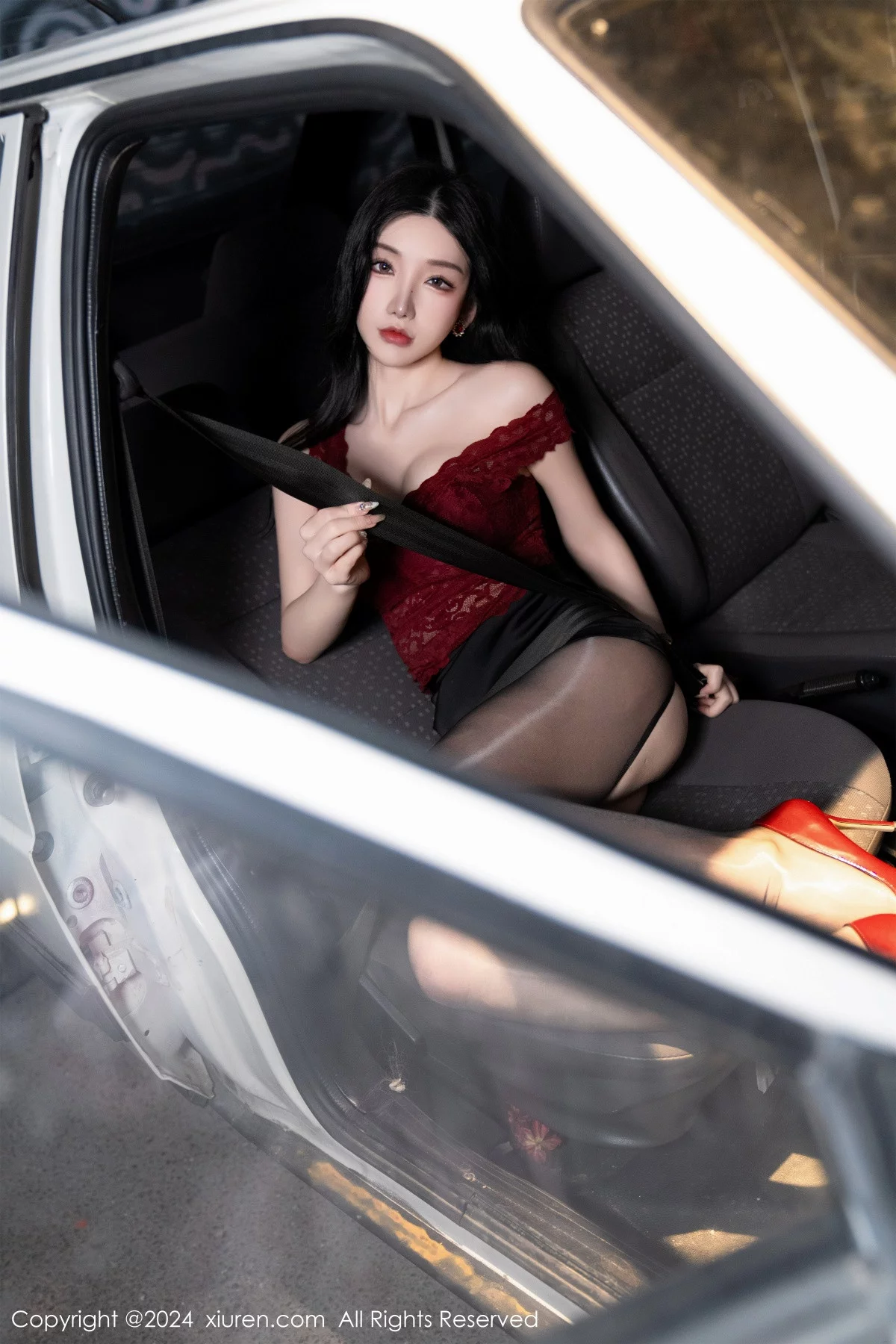 XiuRen第7993期_女神周于希Sally红色上衣配黑短裙露闪亮开档黑丝撩人诱惑写真83P