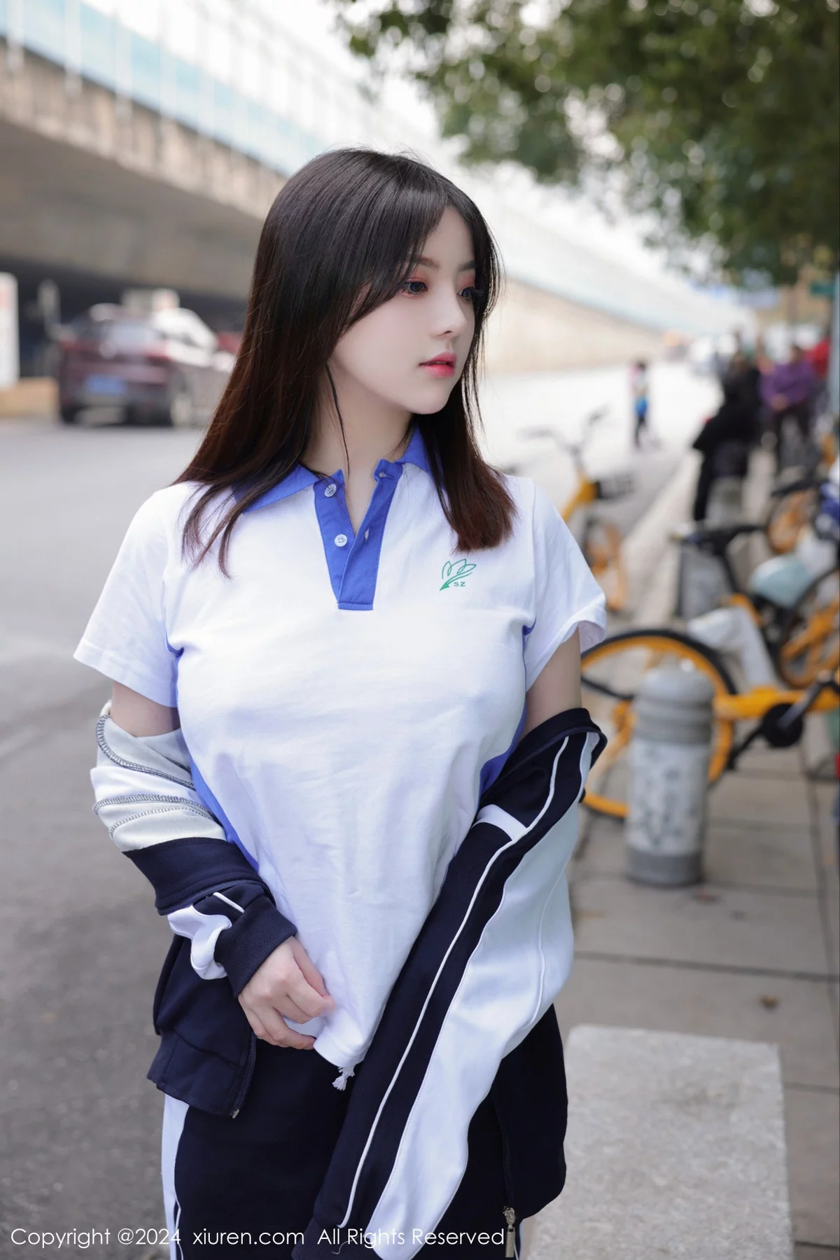 XiuRen第7994期_模特豆瓣酱公交车场景学妹制服露开档黑丝秀丰腴身材诱惑写真84P