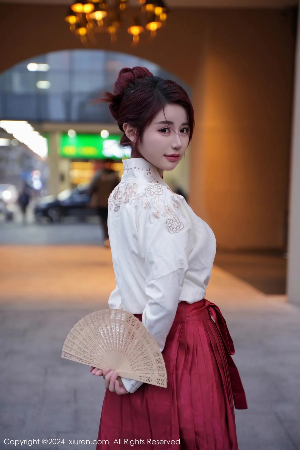 XiuRen第7985期_模特美七Mia性感红色轻透古装服配黑丝吊袜秀惹火身材诱惑写真70P