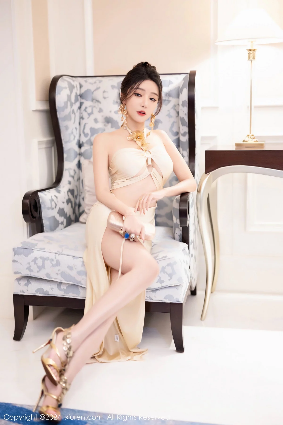 XiuRen第7991期_女神王馨瑶yanni淡黄露肩礼裙+灰色轻透情趣睡裙完美诱惑写真83P