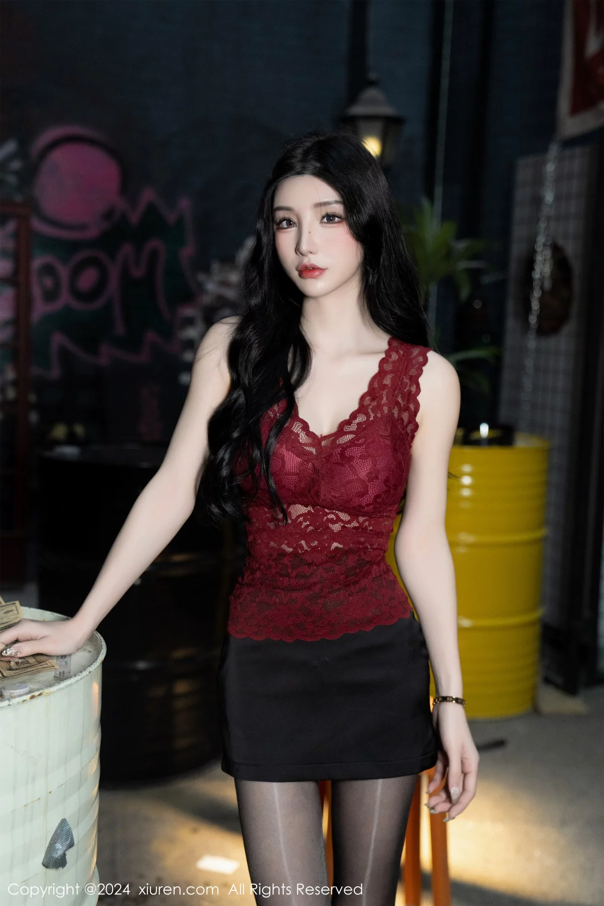 XiuRen第7993期_女神周于希Sally红色上衣配黑短裙露闪亮开档黑丝撩人诱惑写真83P