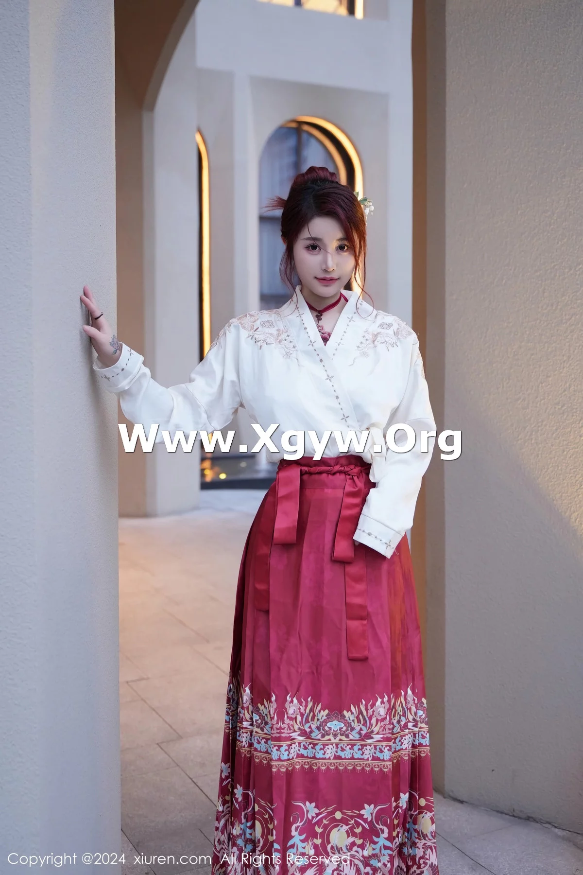 XiuRen第7985期_模特美七Mia性感红色轻透古装服配黑丝吊袜秀惹火身材诱惑写真70P