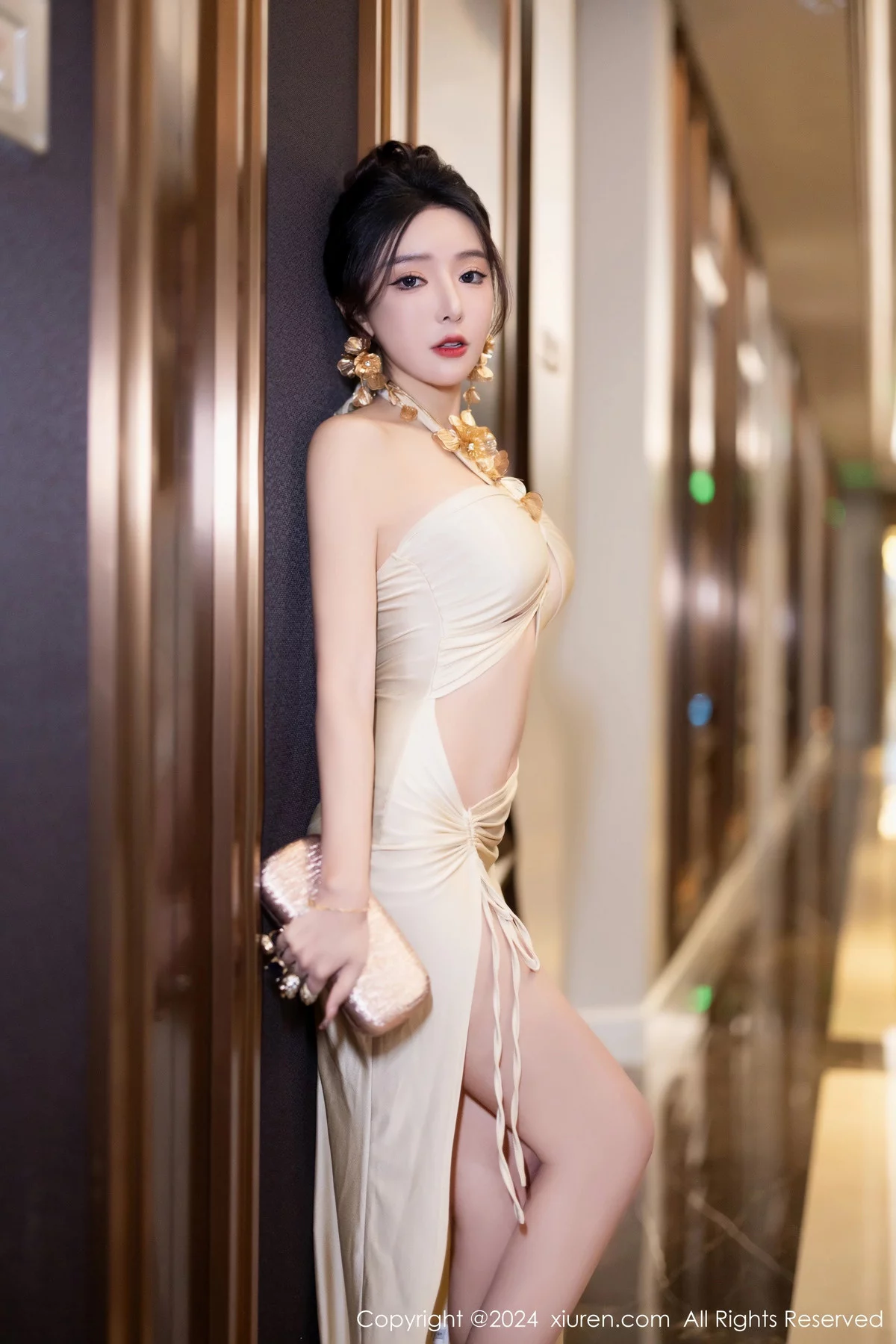XiuRen第7991期_女神王馨瑶yanni淡黄露肩礼裙+灰色轻透情趣睡裙完美诱惑写真83P