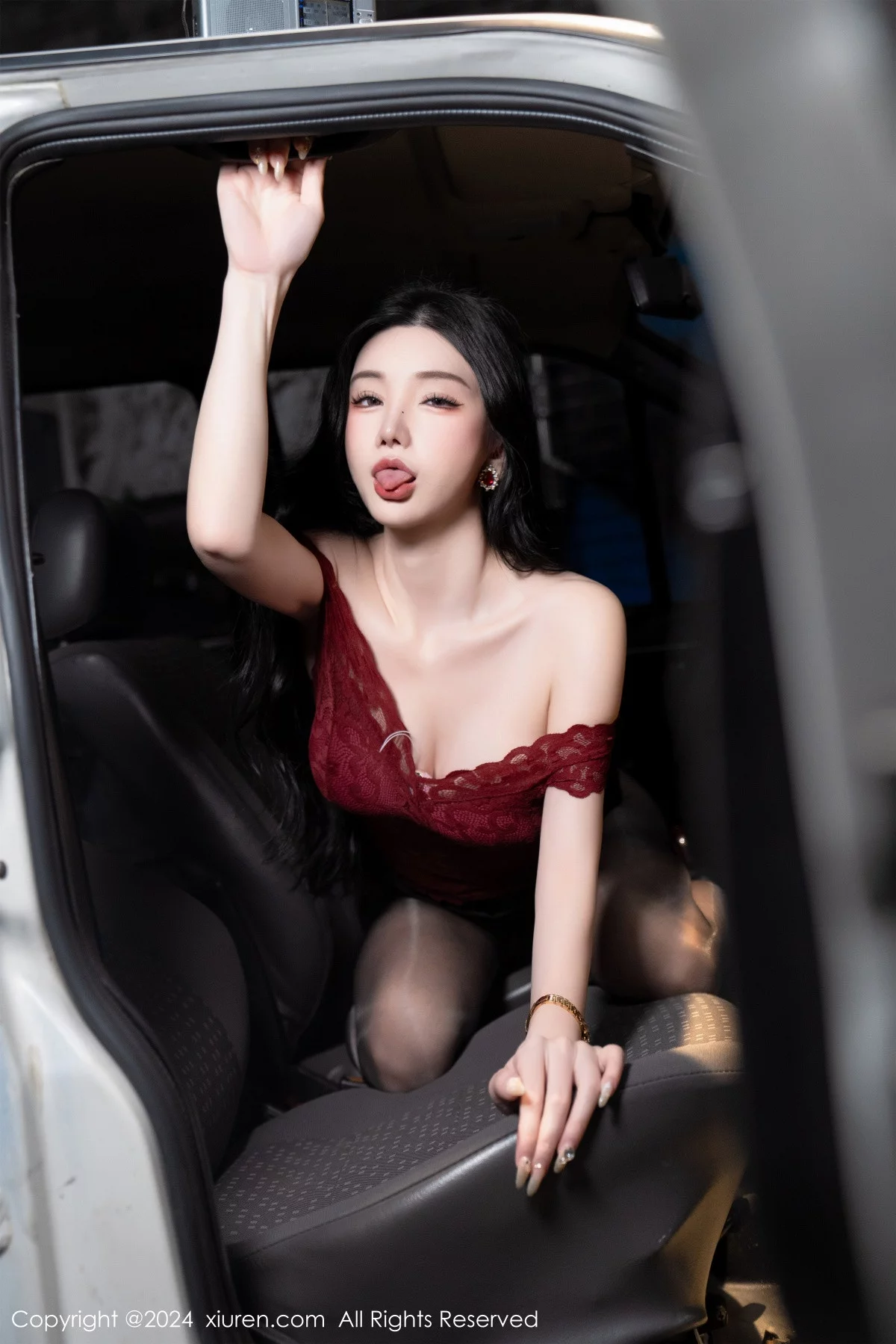 XiuRen第7993期_女神周于希Sally红色上衣配黑短裙露闪亮开档黑丝撩人诱惑写真83P