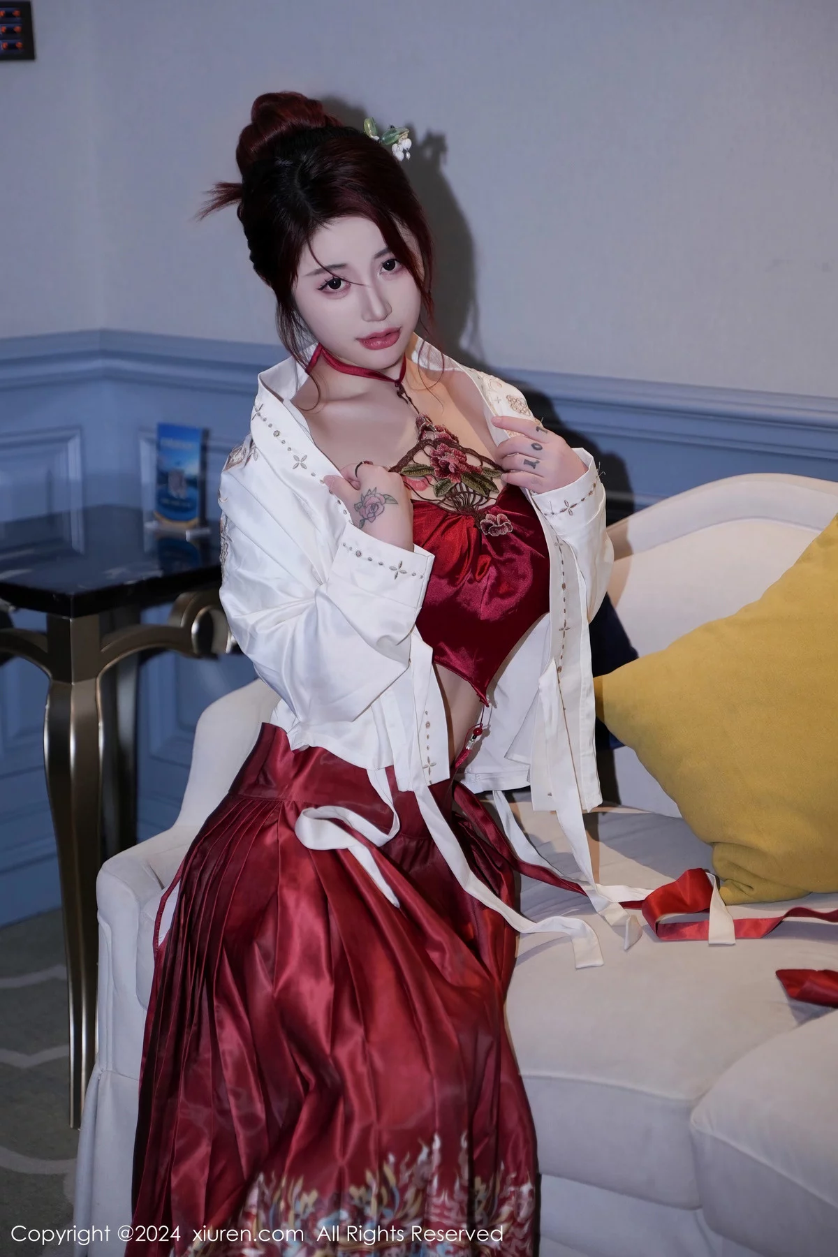 XiuRen第7985期_模特美七Mia性感红色轻透古装服配黑丝吊袜秀惹火身材诱惑写真70P