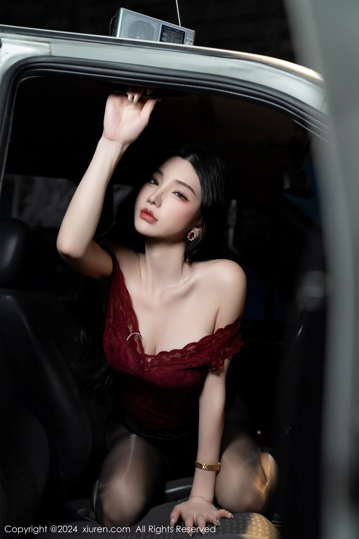XiuRen第7993期_女神周于希Sally红色上衣配黑短裙露闪亮开档黑丝撩人诱惑写真83P