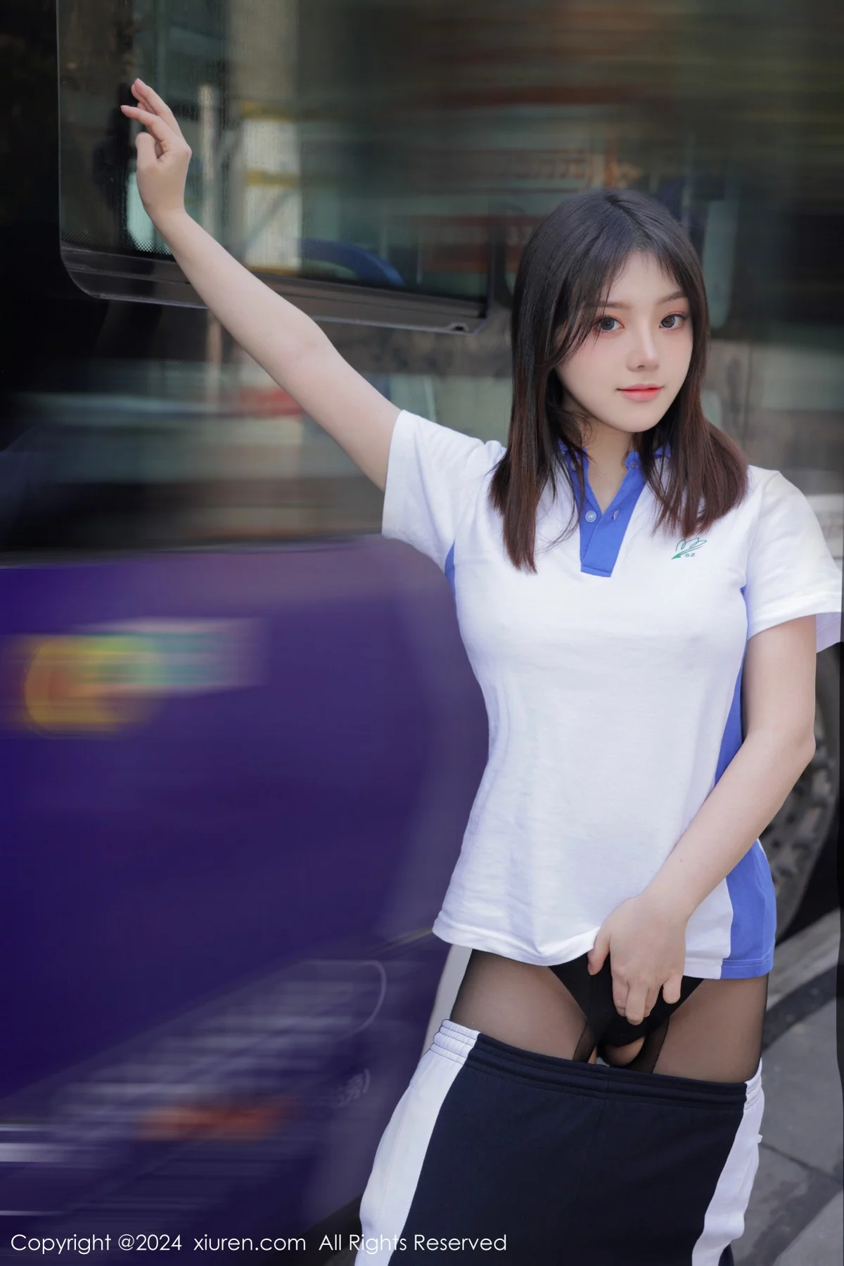 XiuRen第7994期_模特豆瓣酱公交车场景学妹制服露开档黑丝秀丰腴身材诱惑写真84P