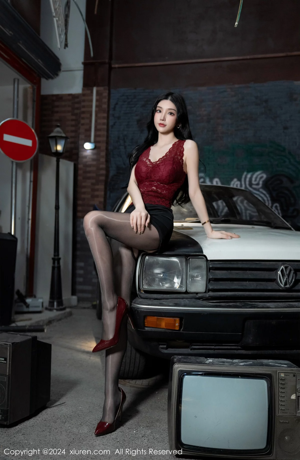 XiuRen第7993期_女神周于希Sally红色上衣配黑短裙露闪亮开档黑丝撩人诱惑写真83P