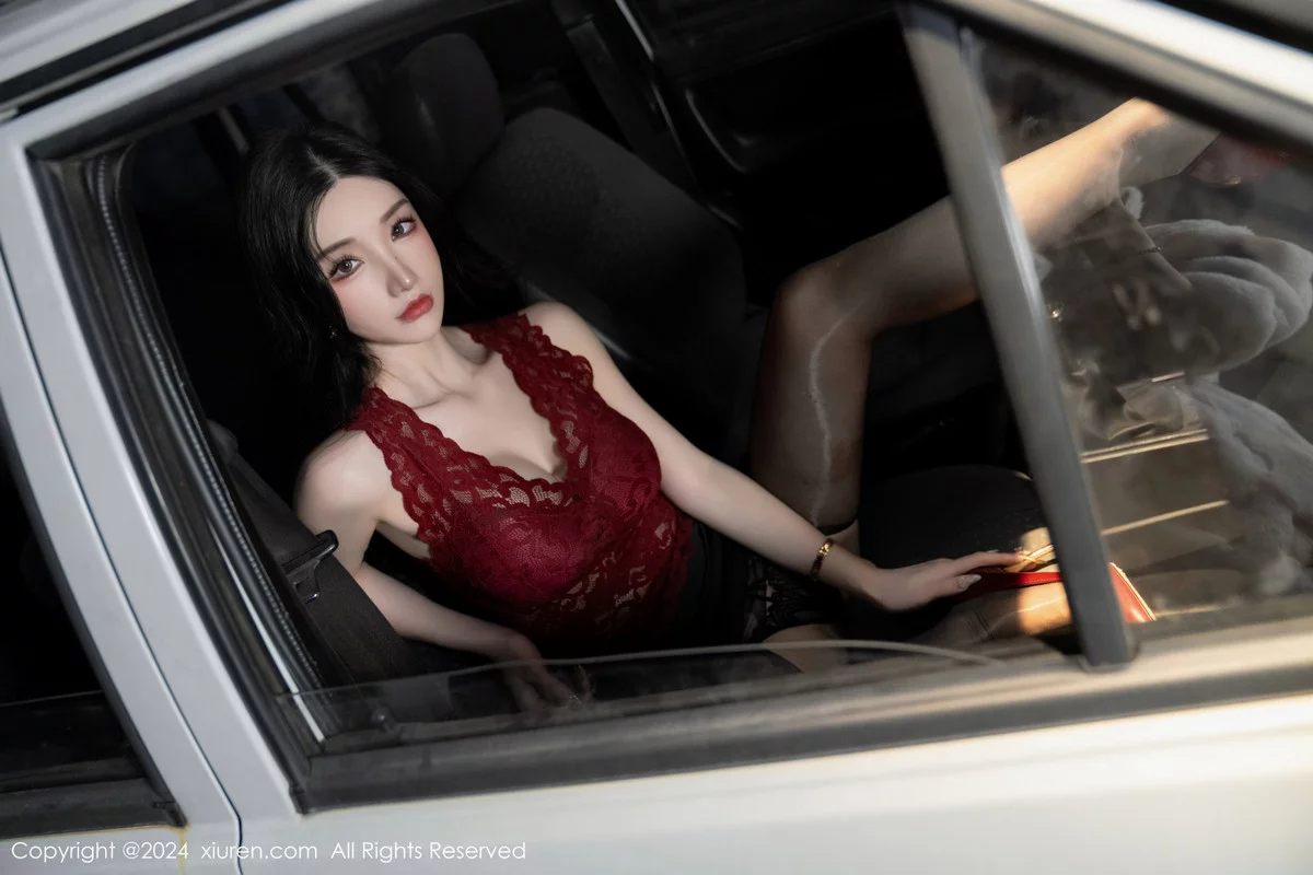 XiuRen第7993期_女神周于希Sally红色上衣配黑短裙露闪亮开档黑丝撩人诱惑写真83P