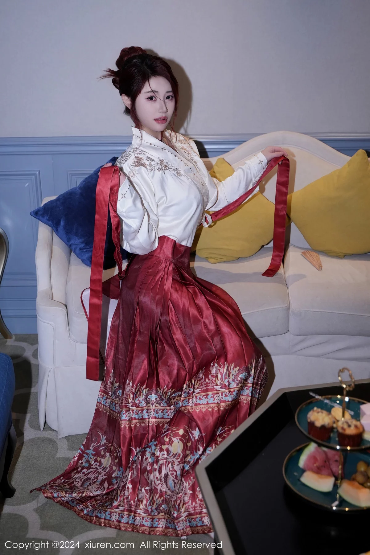 XiuRen第7985期_模特美七Mia性感红色轻透古装服配黑丝吊袜秀惹火身材诱惑写真70P