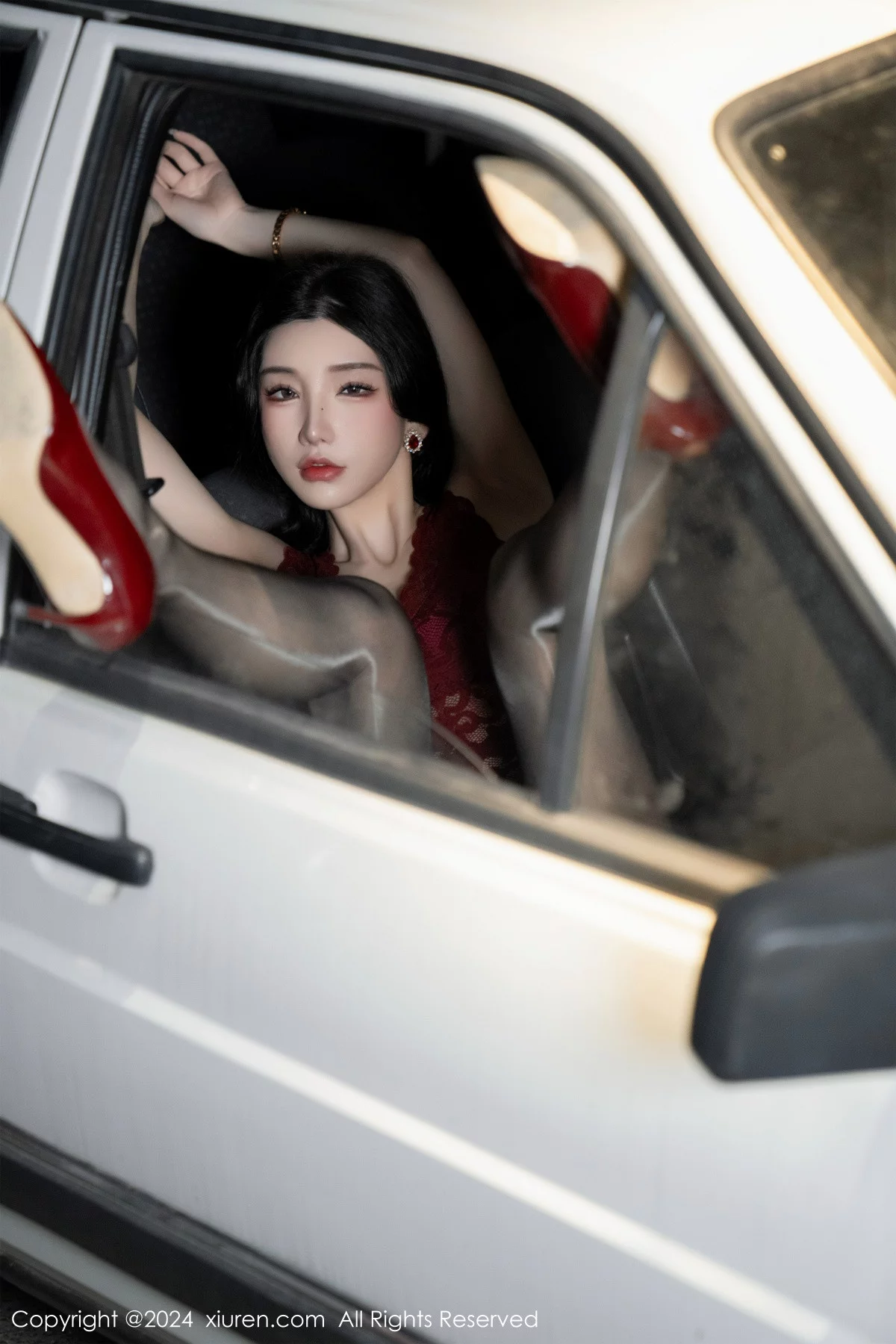 XiuRen第7993期_女神周于希Sally红色上衣配黑短裙露闪亮开档黑丝撩人诱惑写真83P
