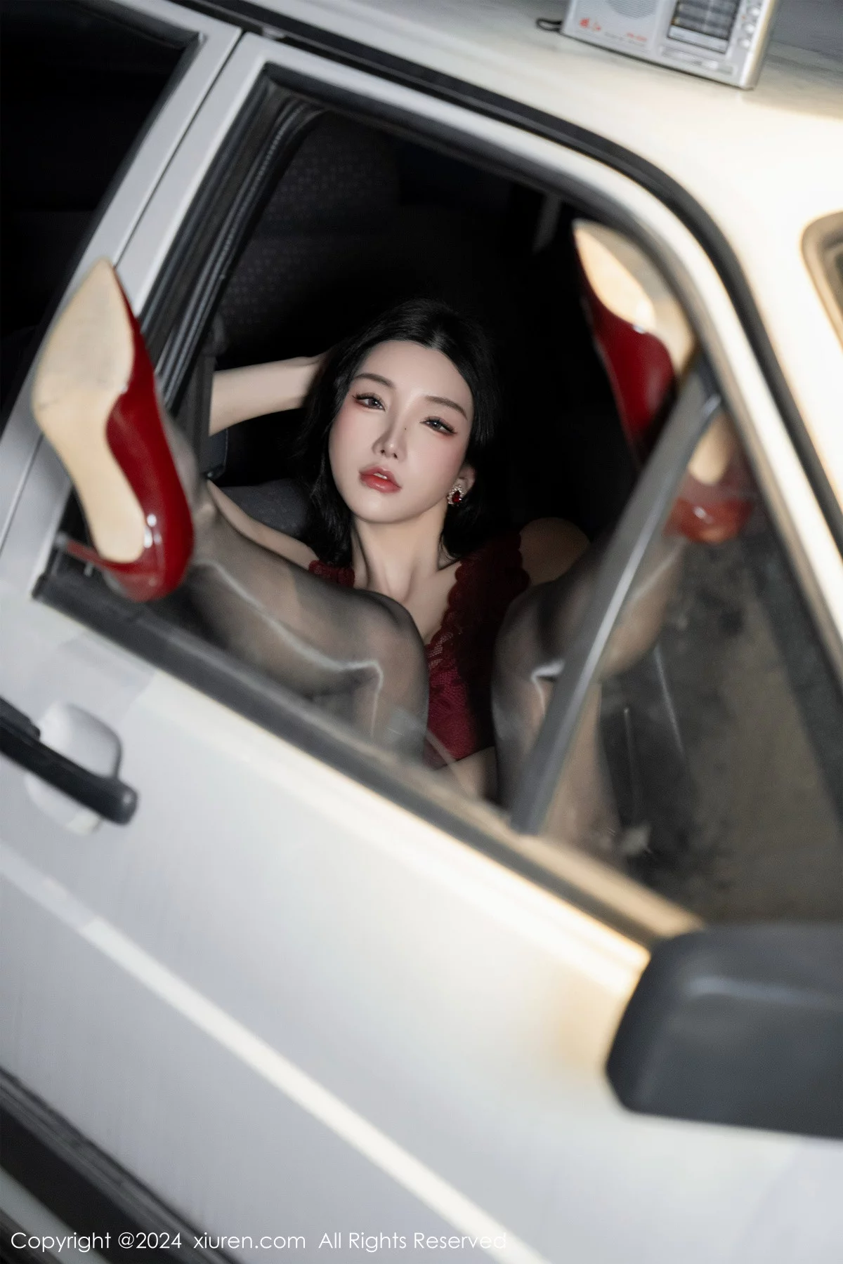 XiuRen第7993期_女神周于希Sally红色上衣配黑短裙露闪亮开档黑丝撩人诱惑写真83P