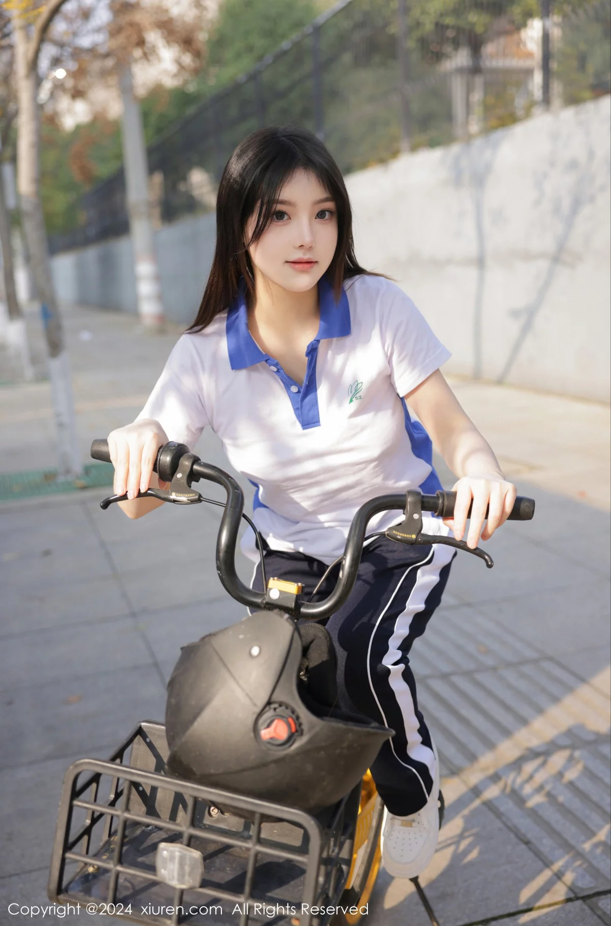 XiuRen第7994期_模特豆瓣酱公交车场景学妹制服露开档黑丝秀丰腴身材诱惑写真84P