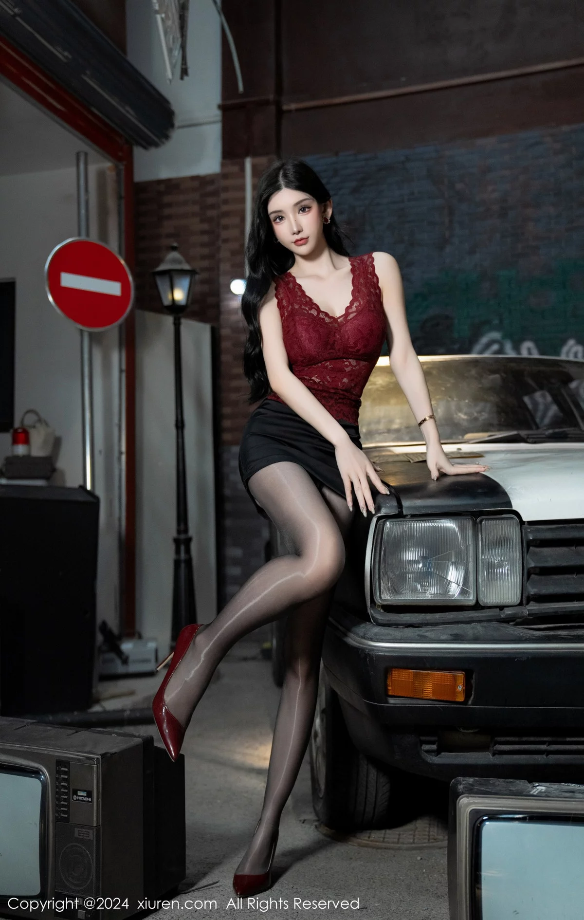 XiuRen第7993期_女神周于希Sally红色上衣配黑短裙露闪亮开档黑丝撩人诱惑写真83P