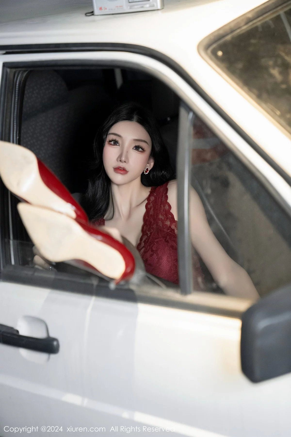 XiuRen第7993期_女神周于希Sally红色上衣配黑短裙露闪亮开档黑丝撩人诱惑写真83P