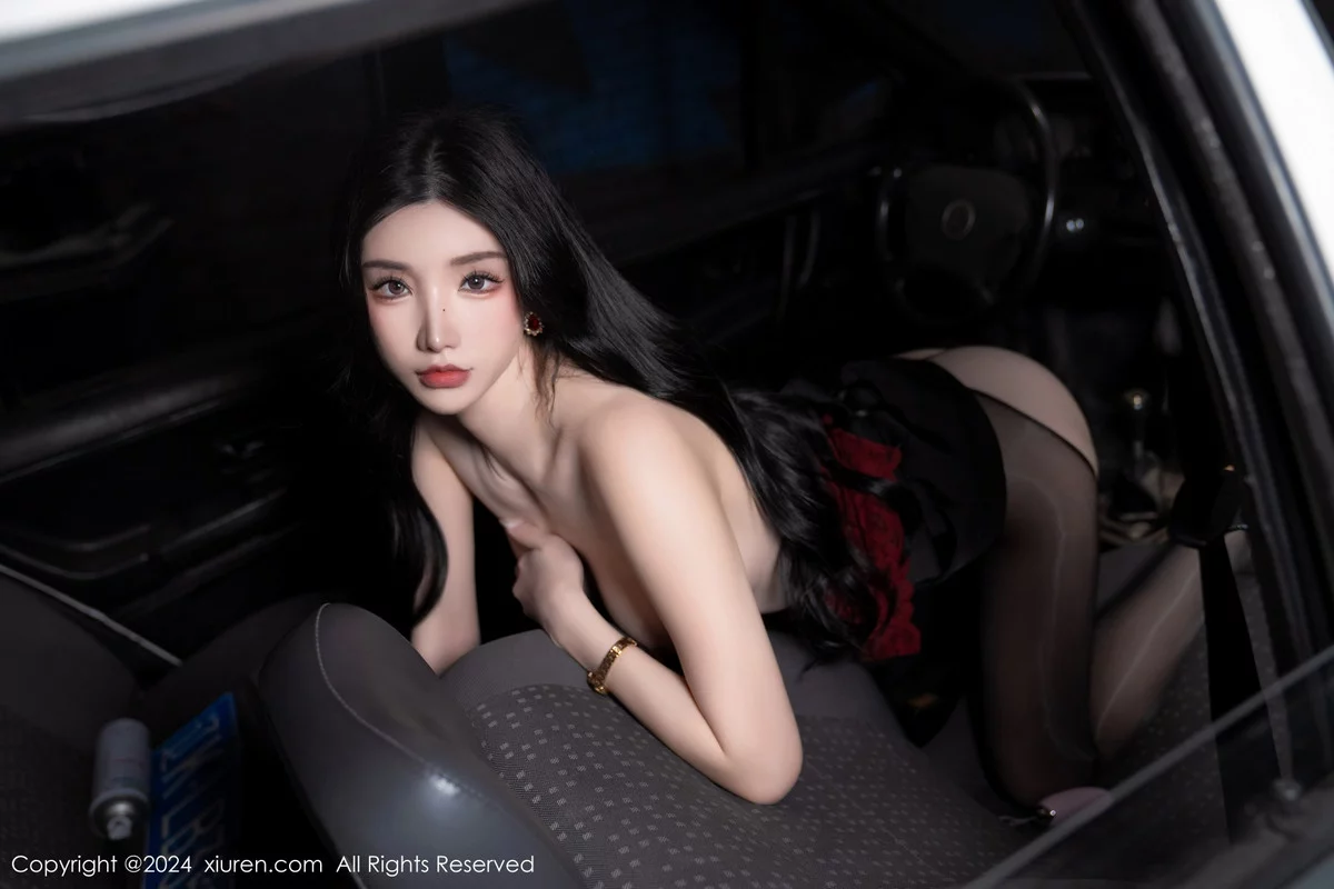 XiuRen第7993期_女神周于希Sally红色上衣配黑短裙露闪亮开档黑丝撩人诱惑写真83P