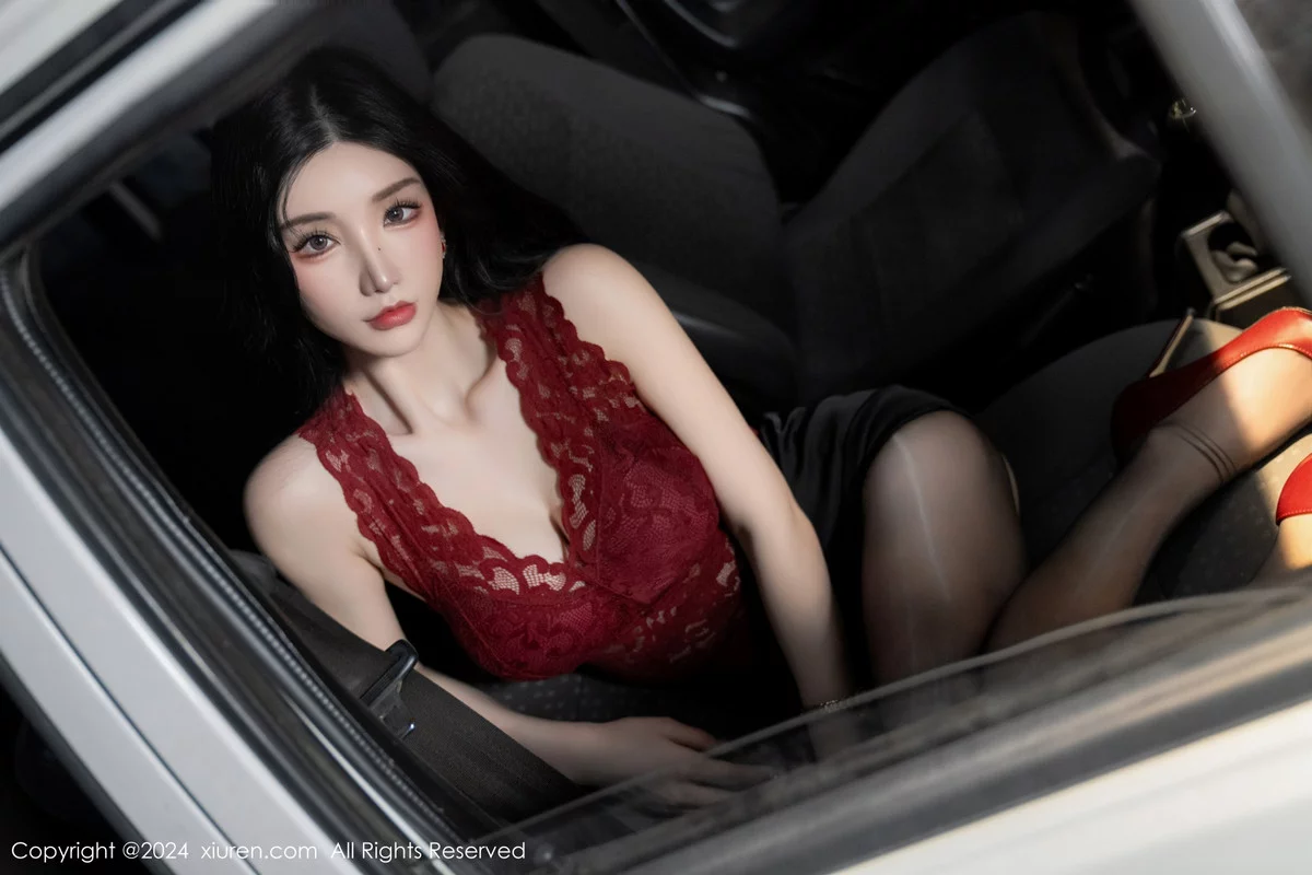 XiuRen第7993期_女神周于希Sally红色上衣配黑短裙露闪亮开档黑丝撩人诱惑写真83P
