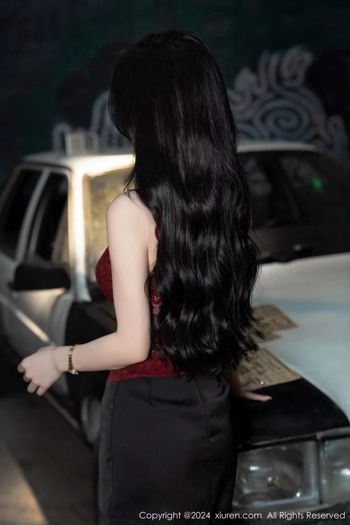 XiuRen第7993期_女神周于希Sally红色上衣配黑短裙露闪亮开档黑丝撩人诱惑写真83P
