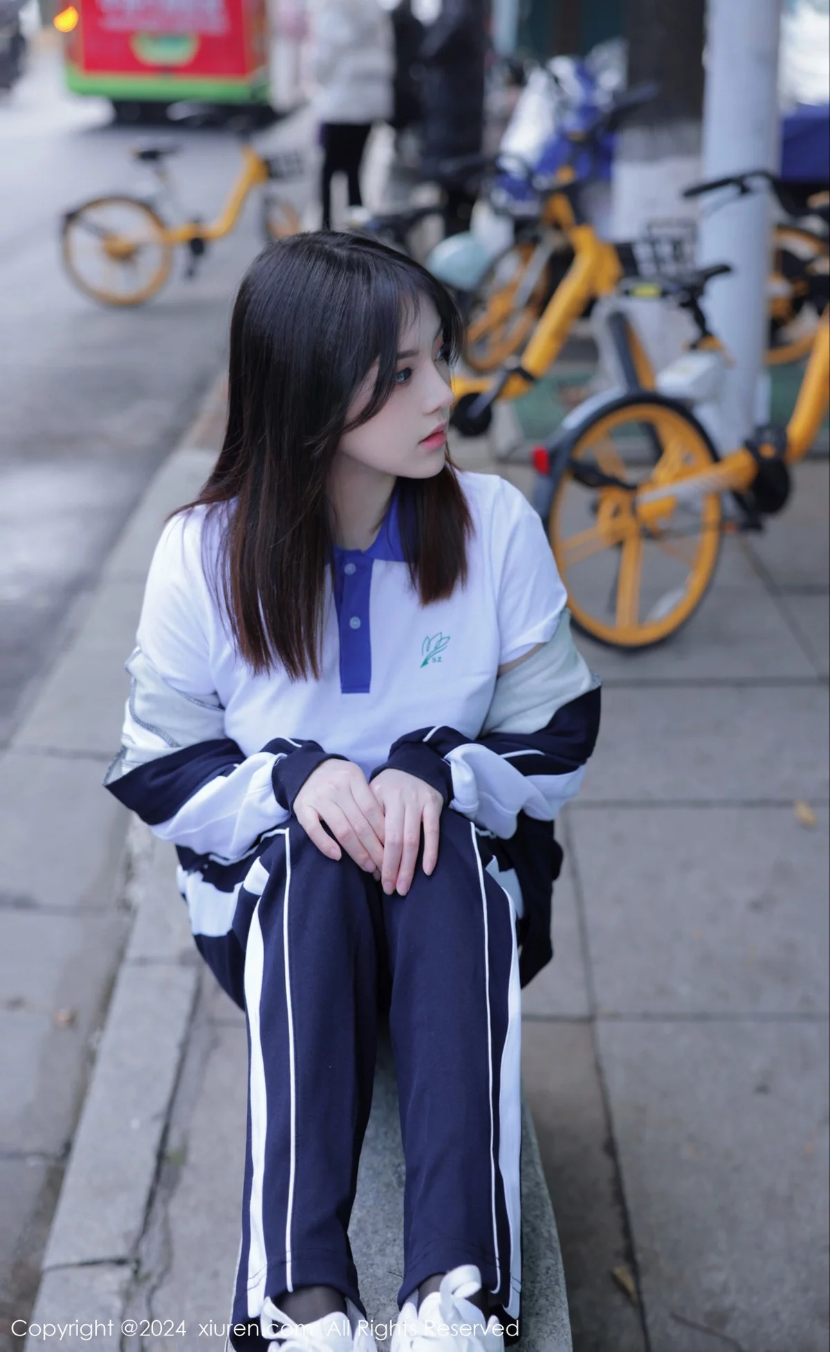 XiuRen第7994期_模特豆瓣酱公交车场景学妹制服露开档黑丝秀丰腴身材诱惑写真84P