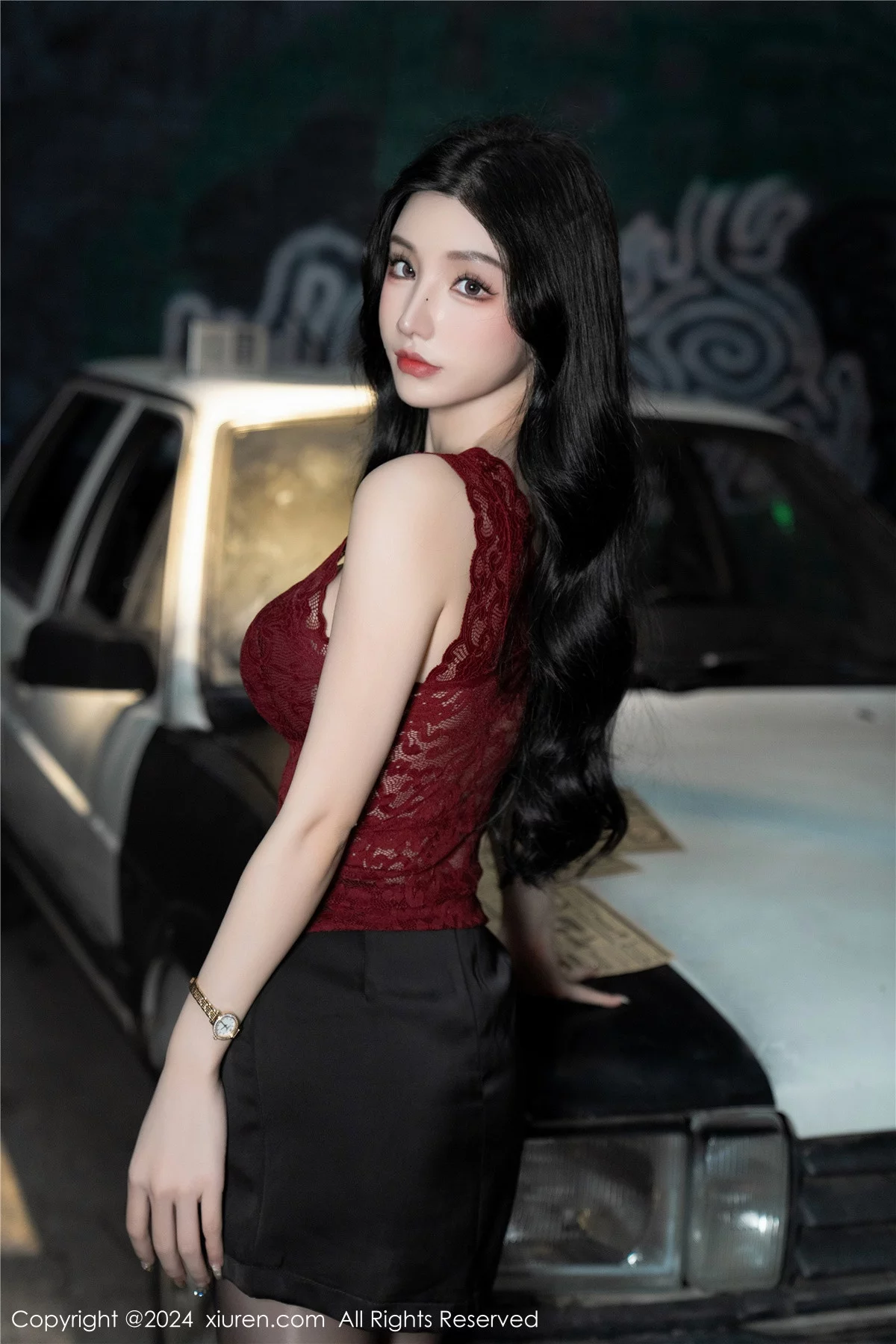 XiuRen第7993期_女神周于希Sally红色上衣配黑短裙露闪亮开档黑丝撩人诱惑写真83P